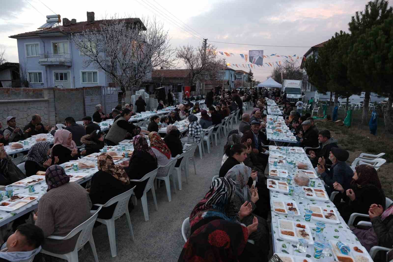 nebi-hatipoglu-ciftelerde-iftar-programina-katildi