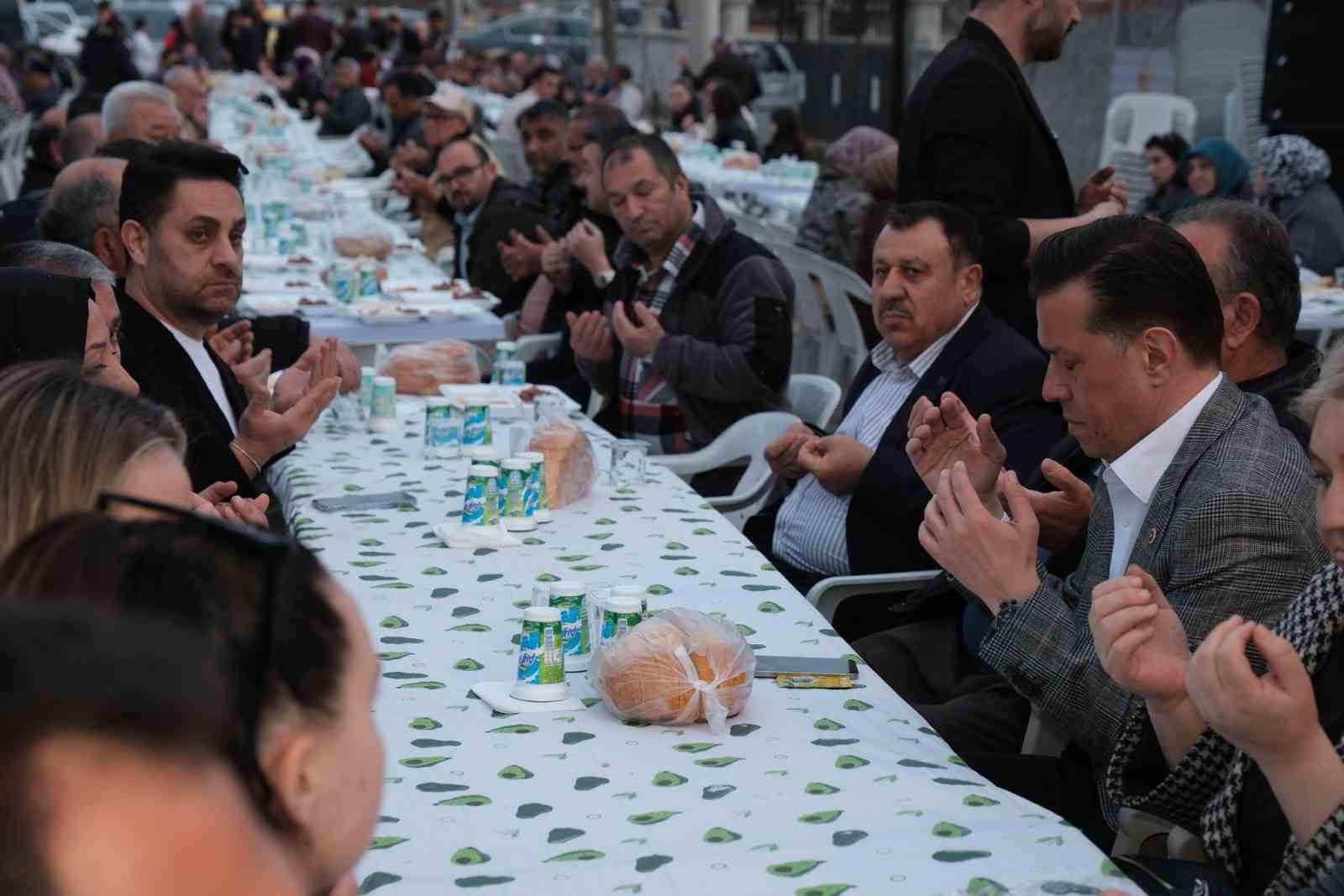 nebi-hatipoglu-ciftelerde-iftar-programina-katildi