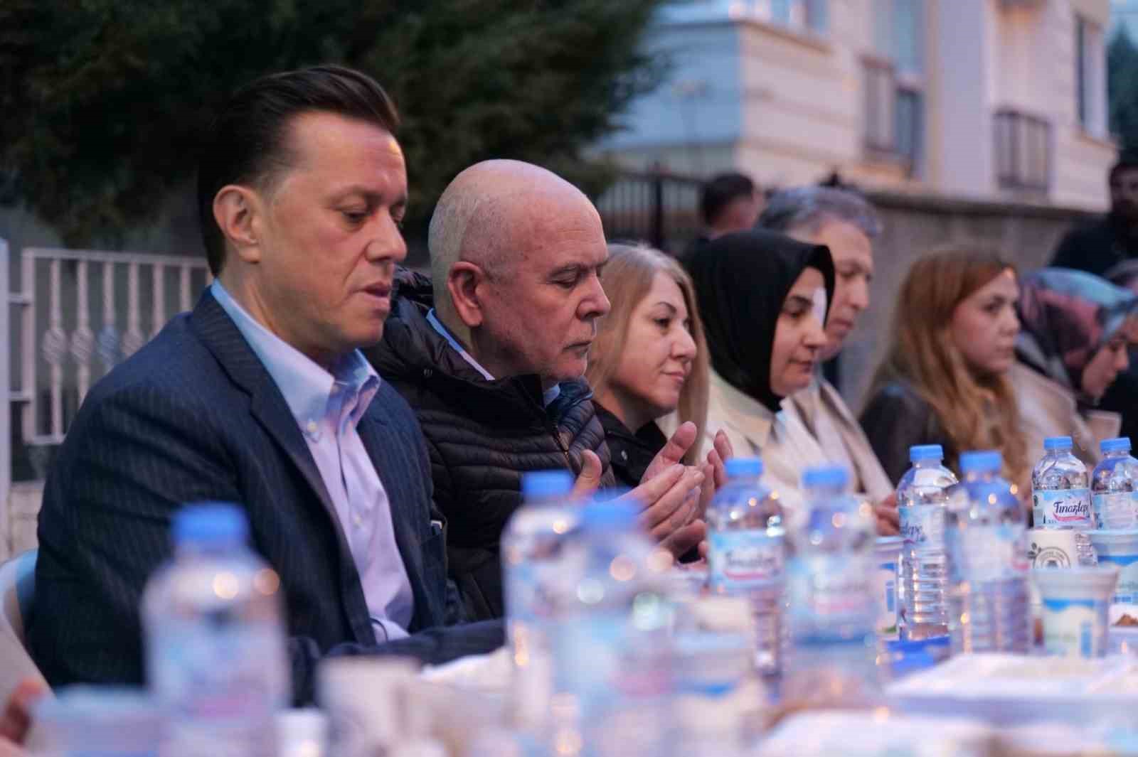 nebi-hatipoglu-emek-mahallesinde-iftar-programi-duzenlendi