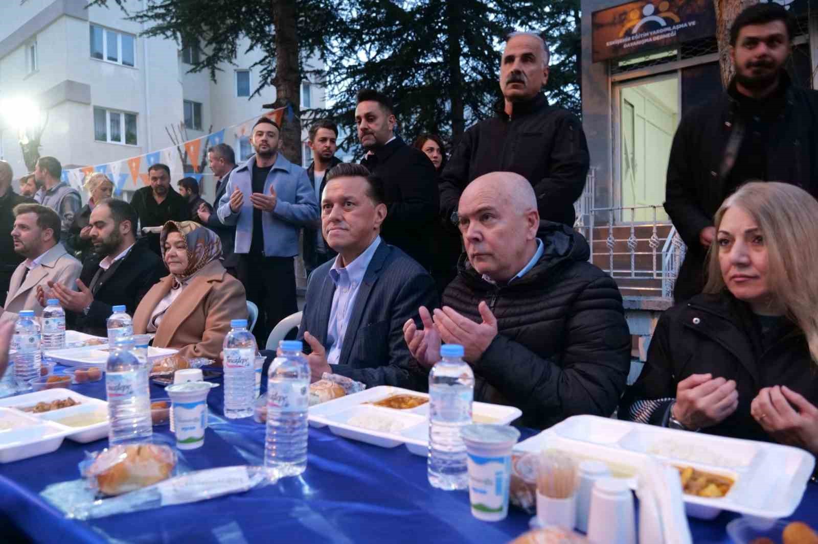 nebi-hatipoglu-emek-mahallesinde-iftar-programi-duzenlendi