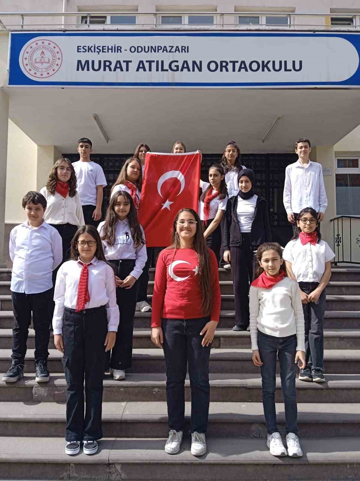 ogrenciler-istiklal-marsini-isaret-diliyle-okudu