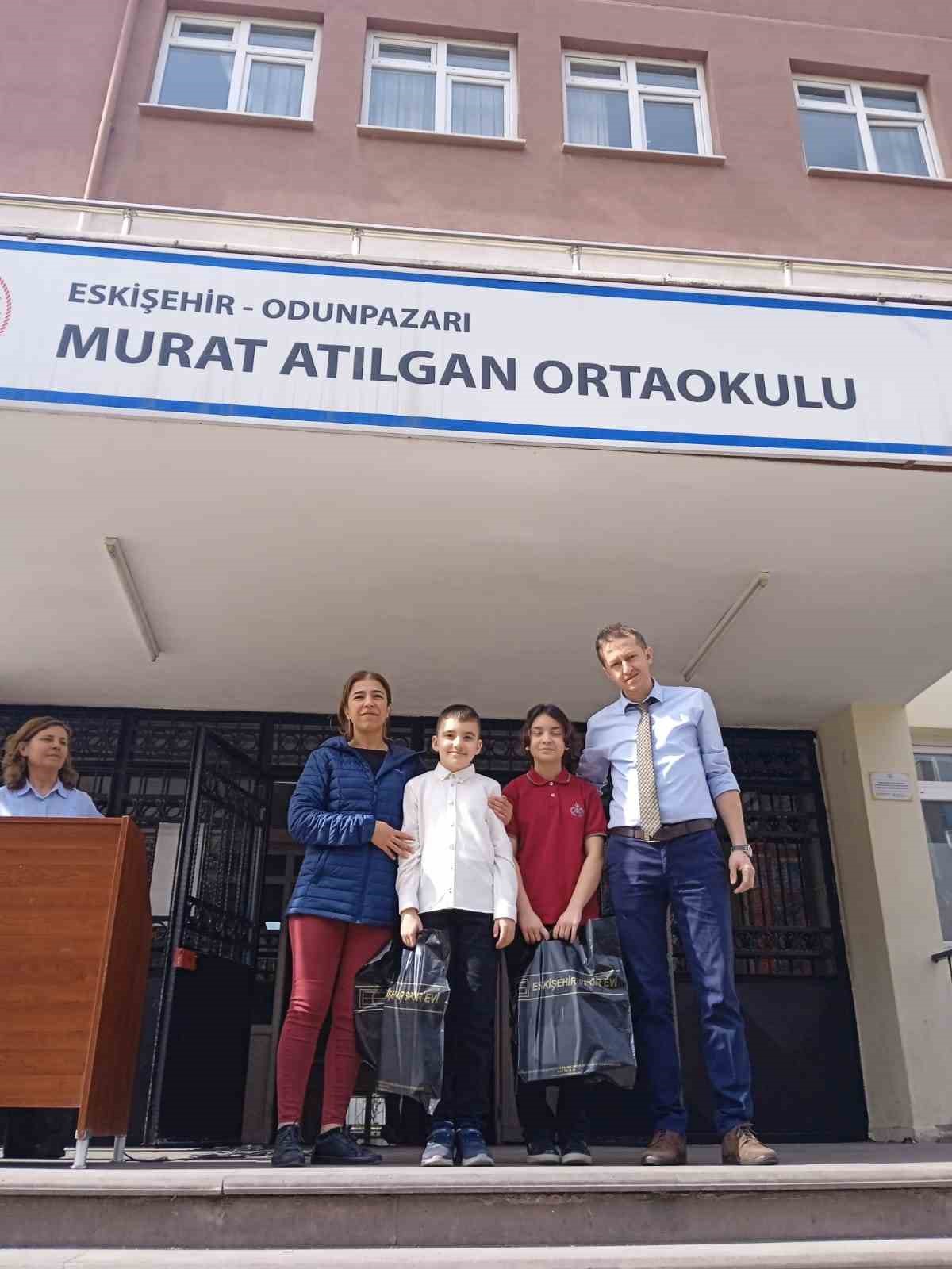 ogrenciler-istiklal-marsini-isaret-diliyle-okudu