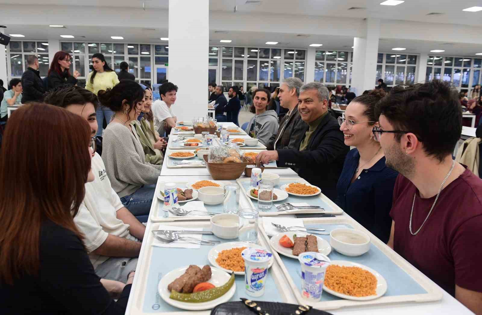 rektor-adiguzel-ogrencilerle-iftar-yemeginde-bulusmaya-devam-ediyor