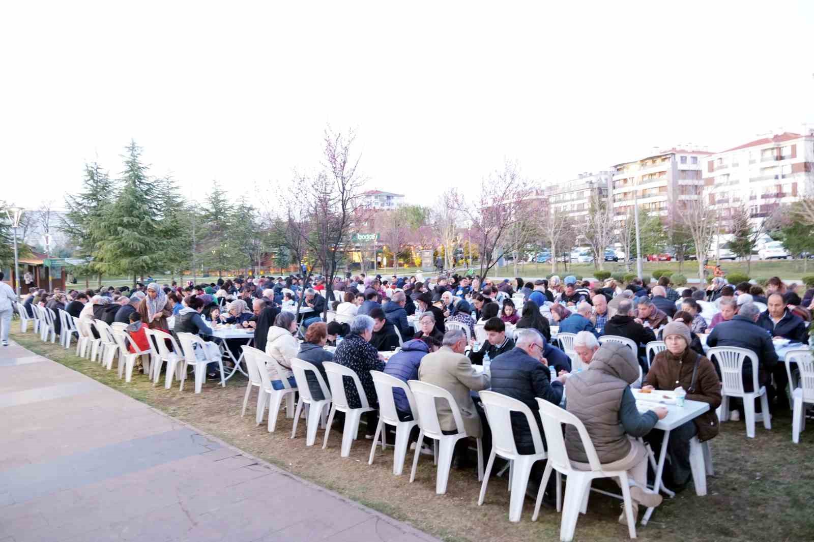 sehit-yakinlari-gaziler-ve-aileleri-dede-korkut-iftar-sofrasinda-bulustu