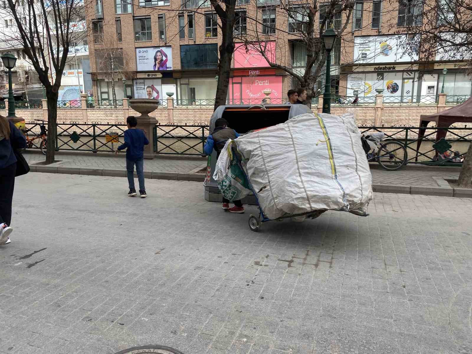 yasitlari-okula-giderken-o-boyundan-buyuk-el-arabasi-ile-atik-topluyor