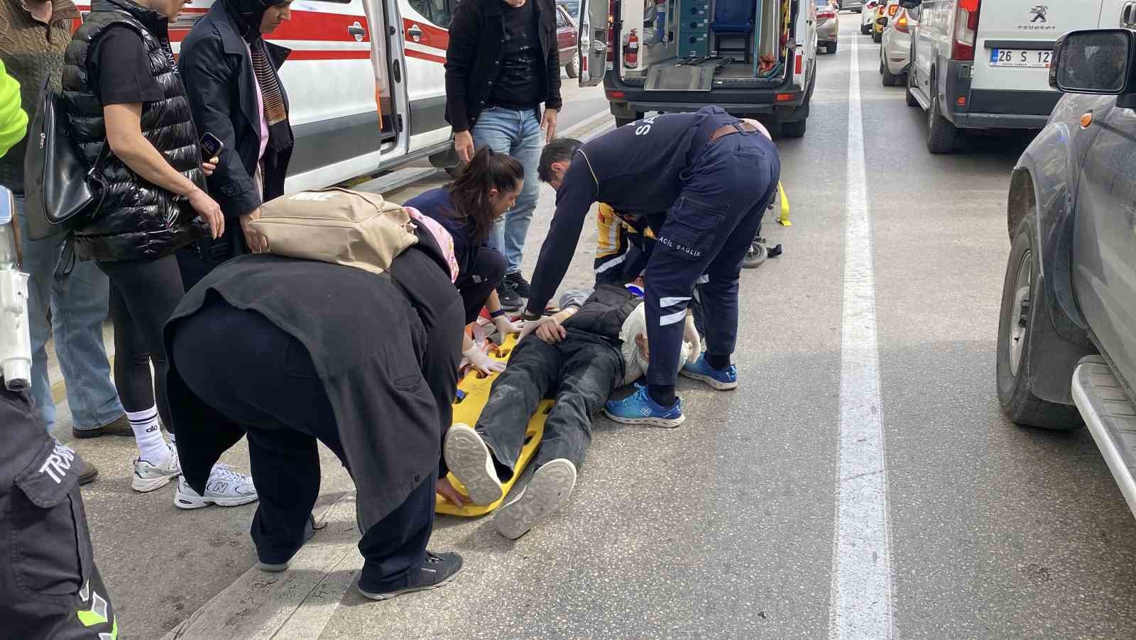 yerde-yatan-yarali-motosiklet-surucusunu-oglu-sandi
