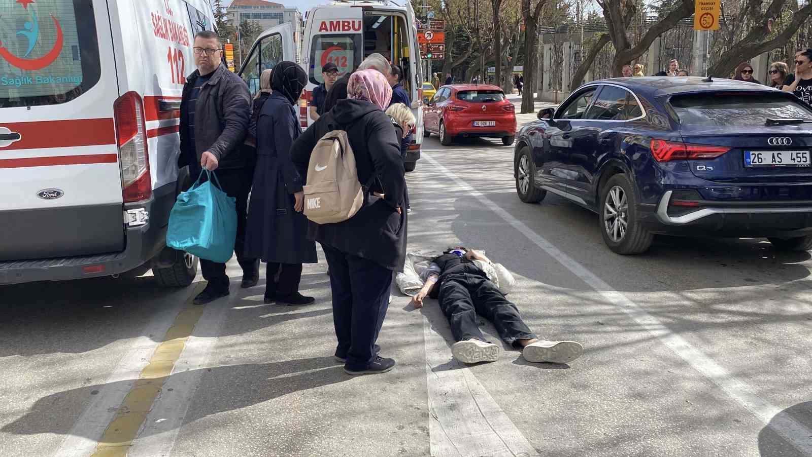 yerde-yatan-yarali-motosiklet-surucusunu-oglu-sandi
