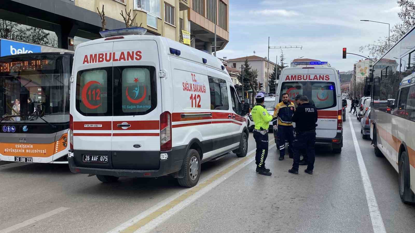 yerde-yatan-yarali-motosiklet-surucusunu-oglu-sandi