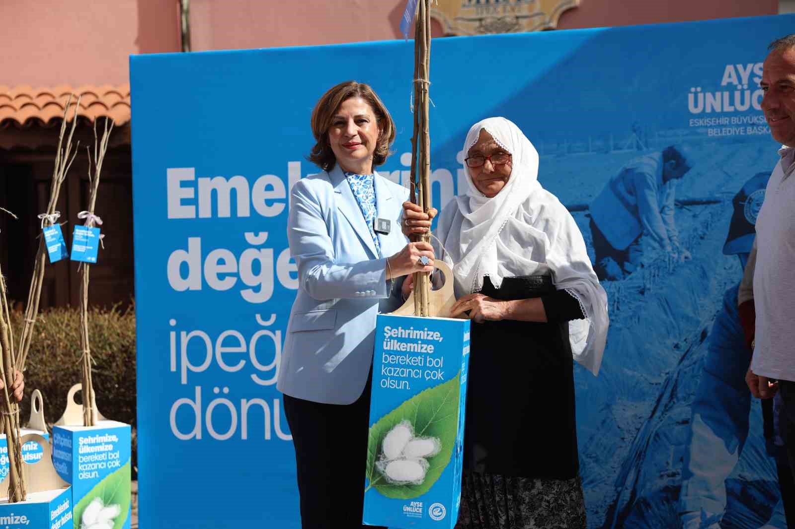 yilin-ilk-dut-fidanlari-ciftcilerle-bulustu