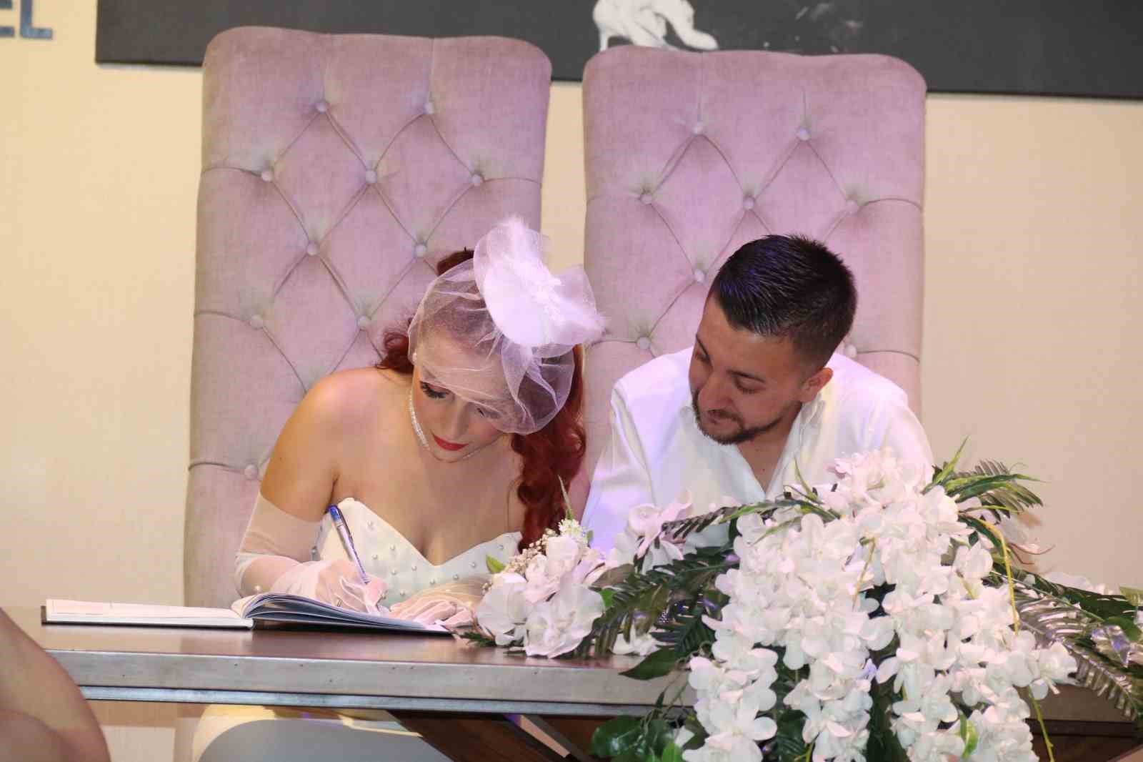 05052025te-evet-demek-isteyen-ciftler-salonlari-doldurdu