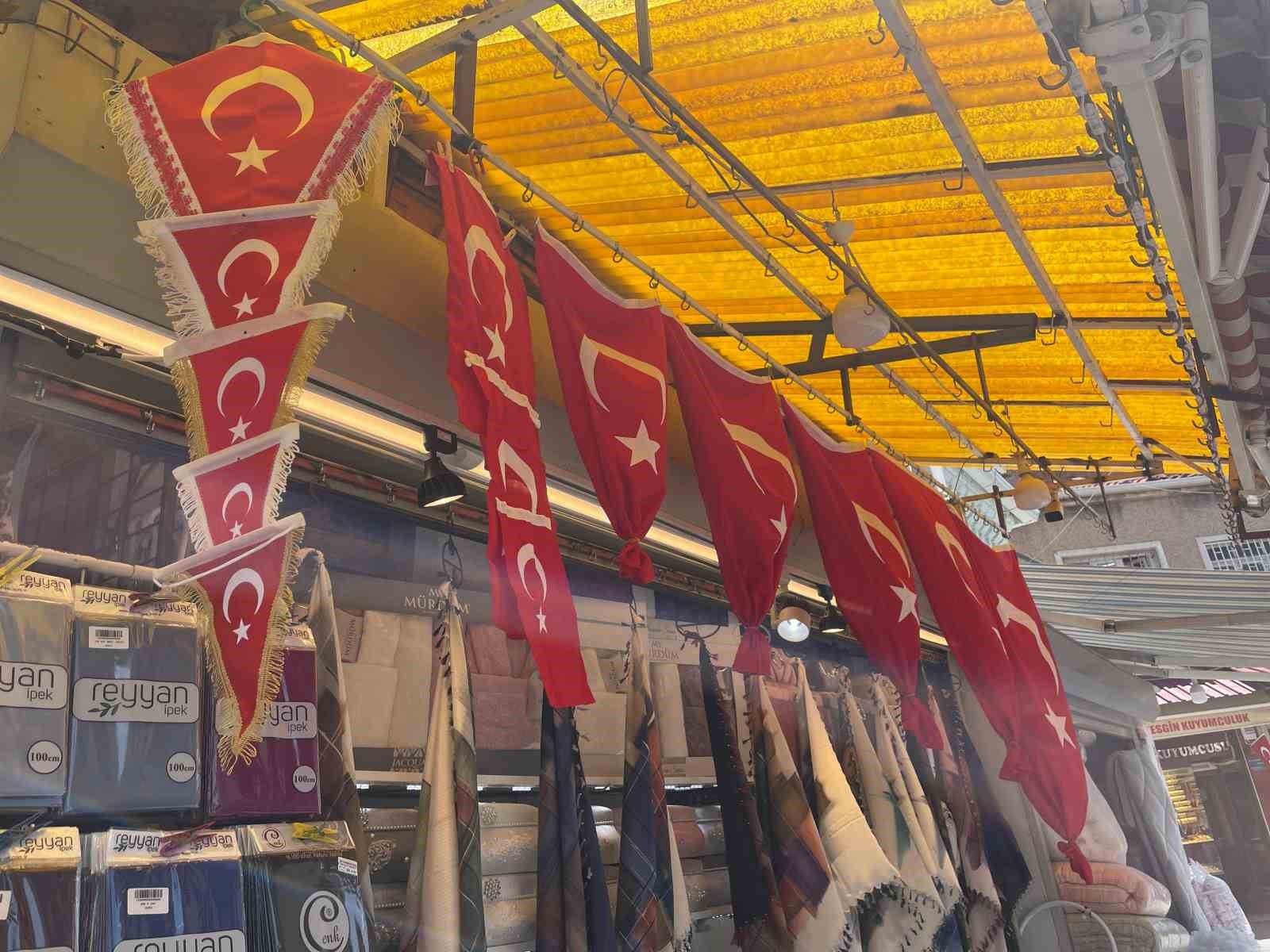 19-mayista-dukkanlar-turk-bayraklariyla-donatildi