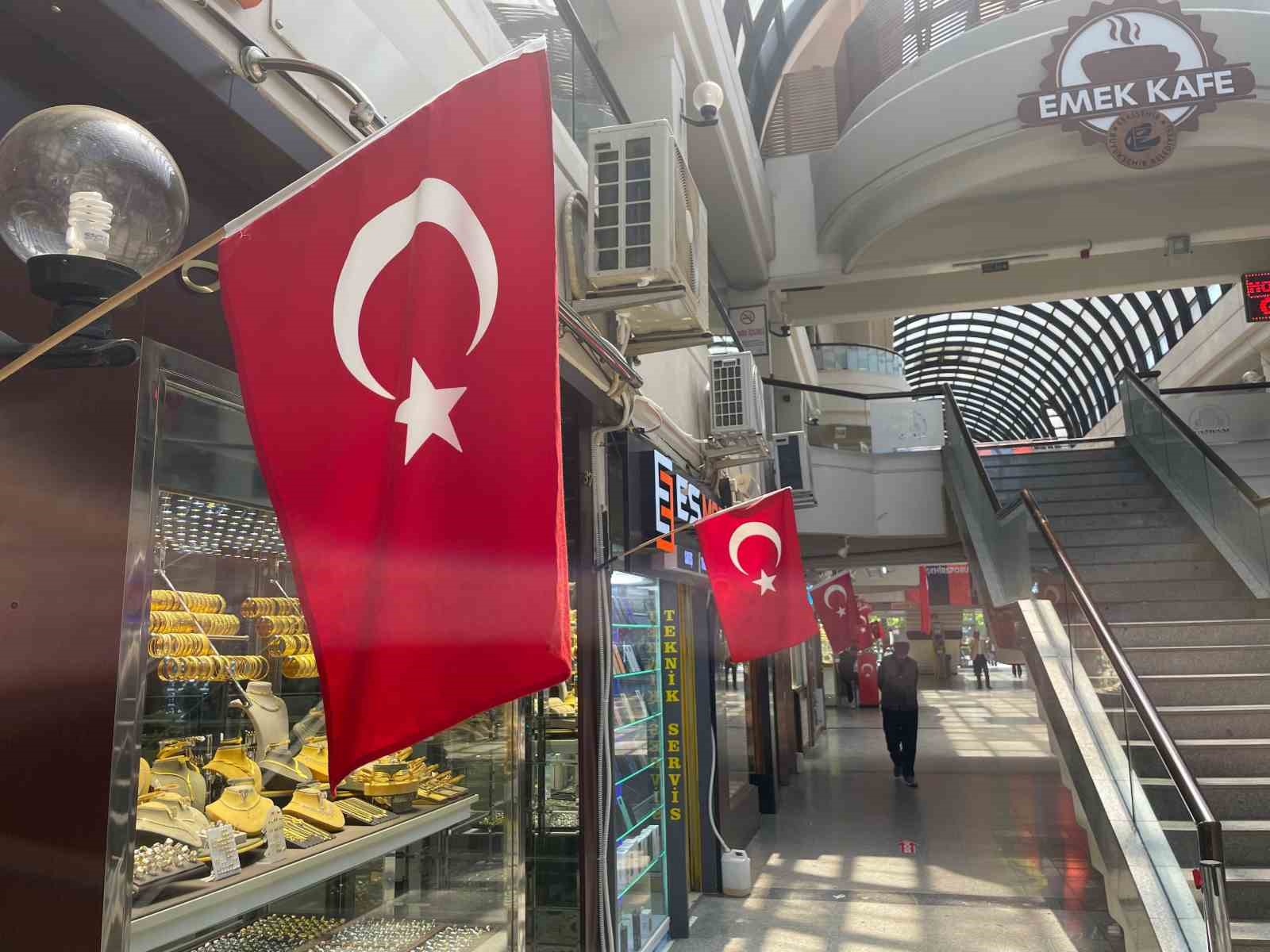 19-mayista-dukkanlar-turk-bayraklariyla-donatildi
