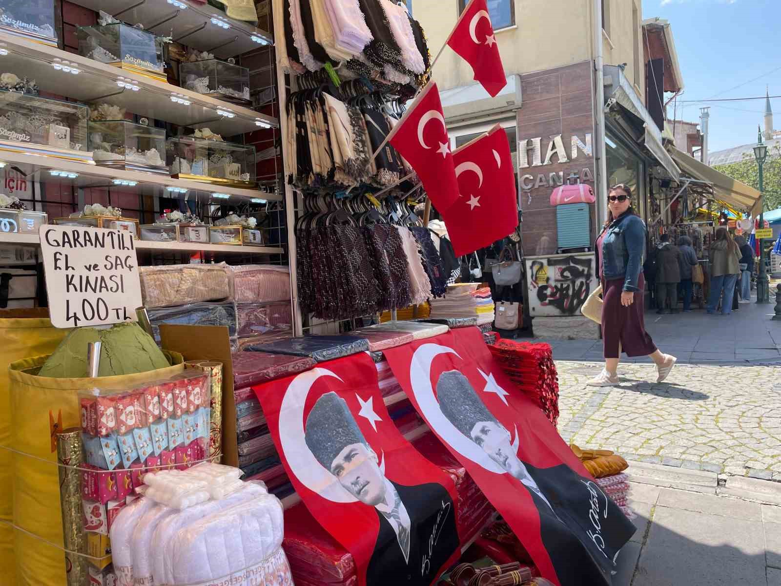 19-mayista-dukkanlar-turk-bayraklariyla-donatildi