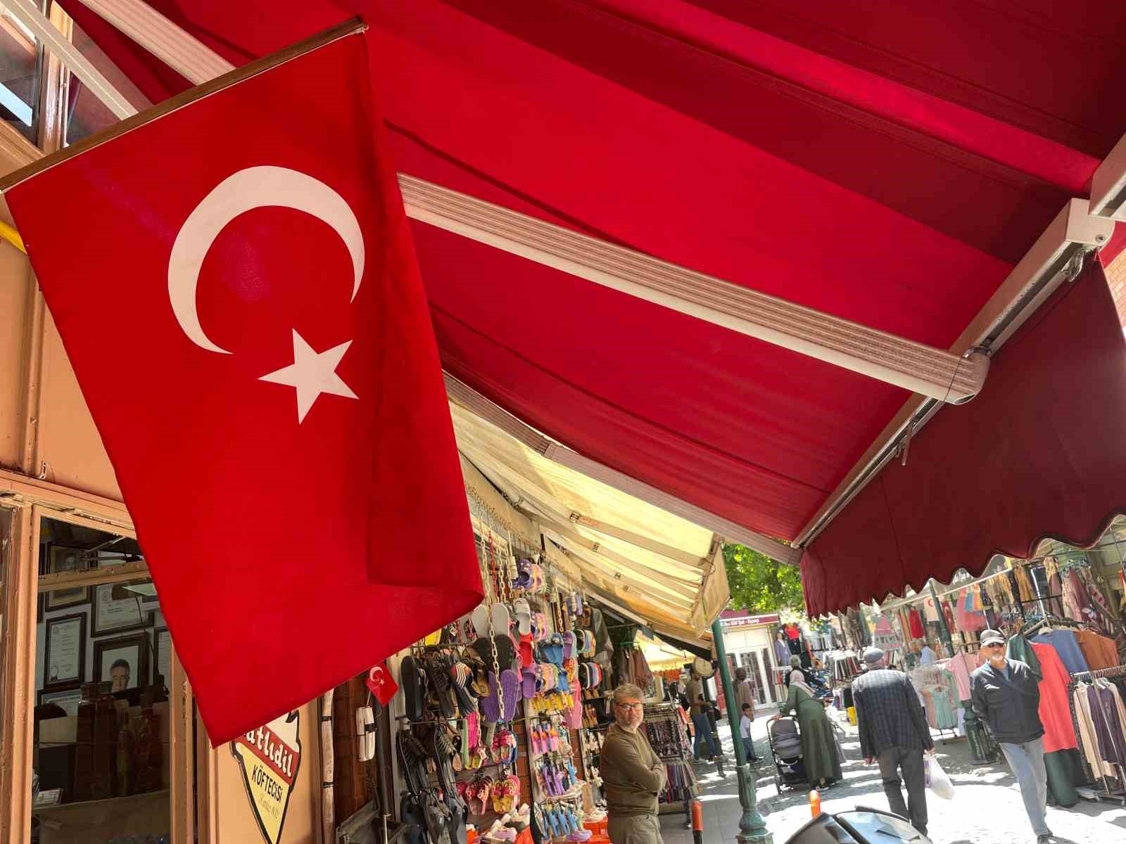 19-mayista-dukkanlar-turk-bayraklariyla-donatildi