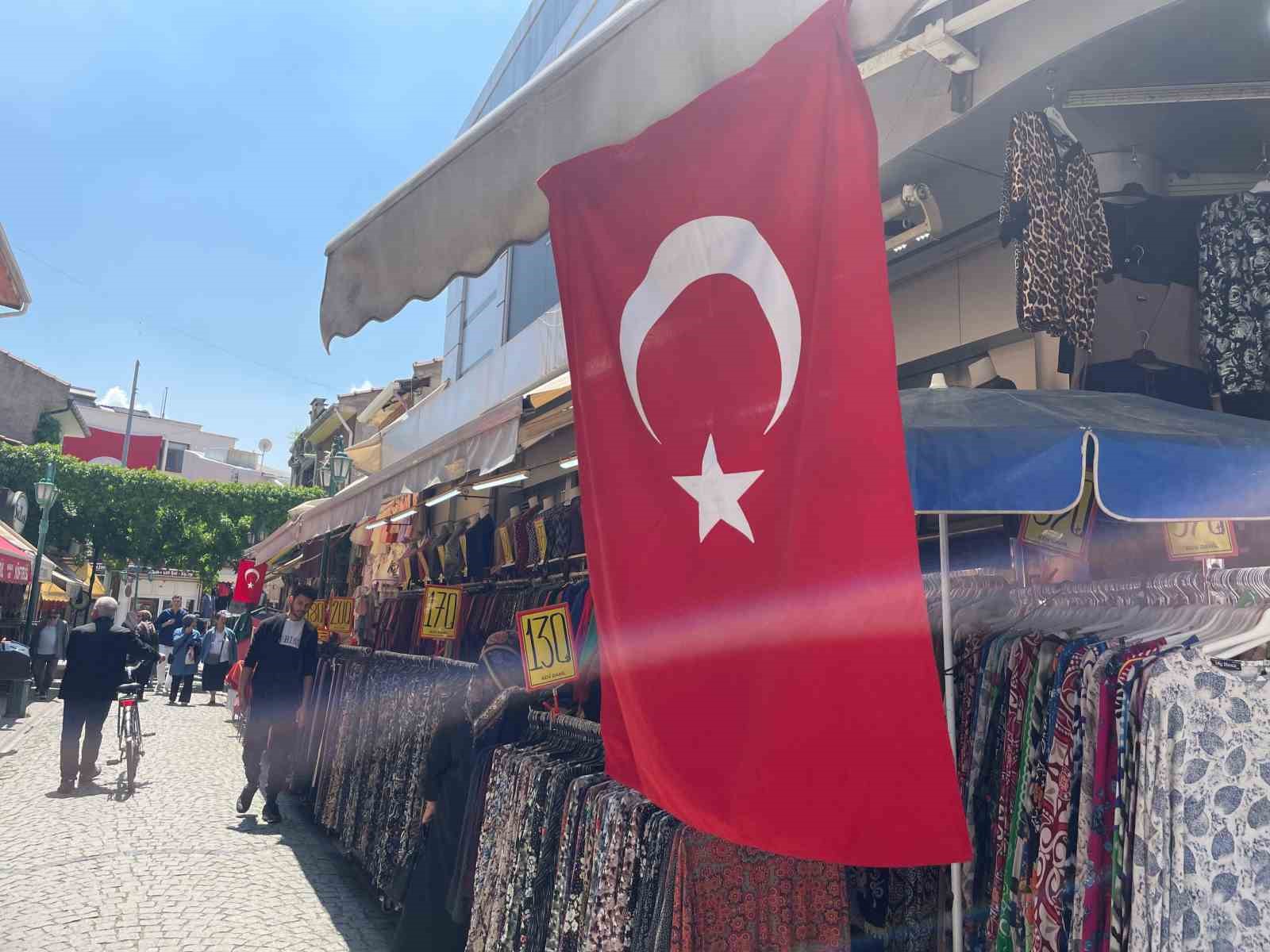 19-mayista-dukkanlar-turk-bayraklariyla-donatildi