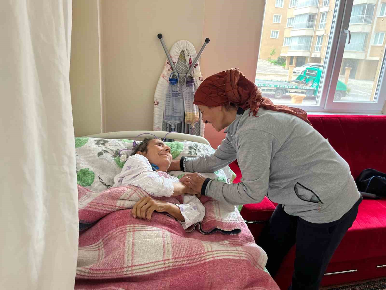alzheimer-annesine-bakmak-icin-diktigi-toka-icin-siparisleri-patladi