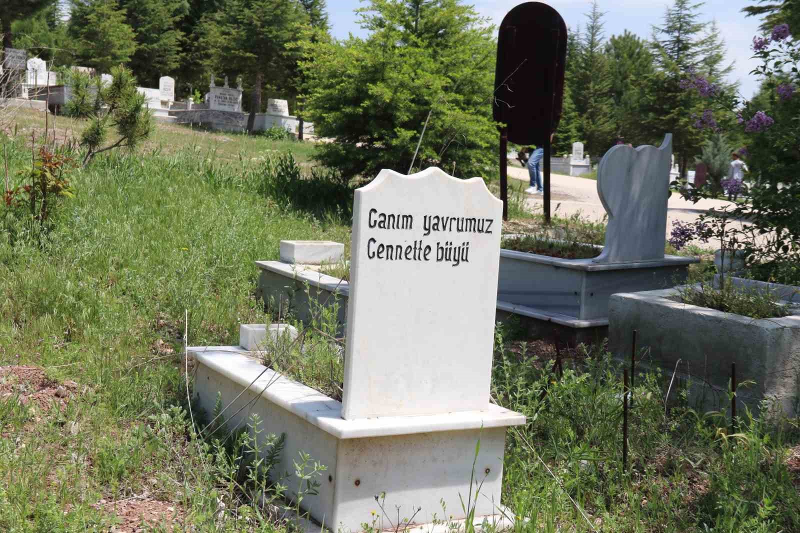 anneler-gununu-bebeginin-mezar-tasini-operek-gecirdi