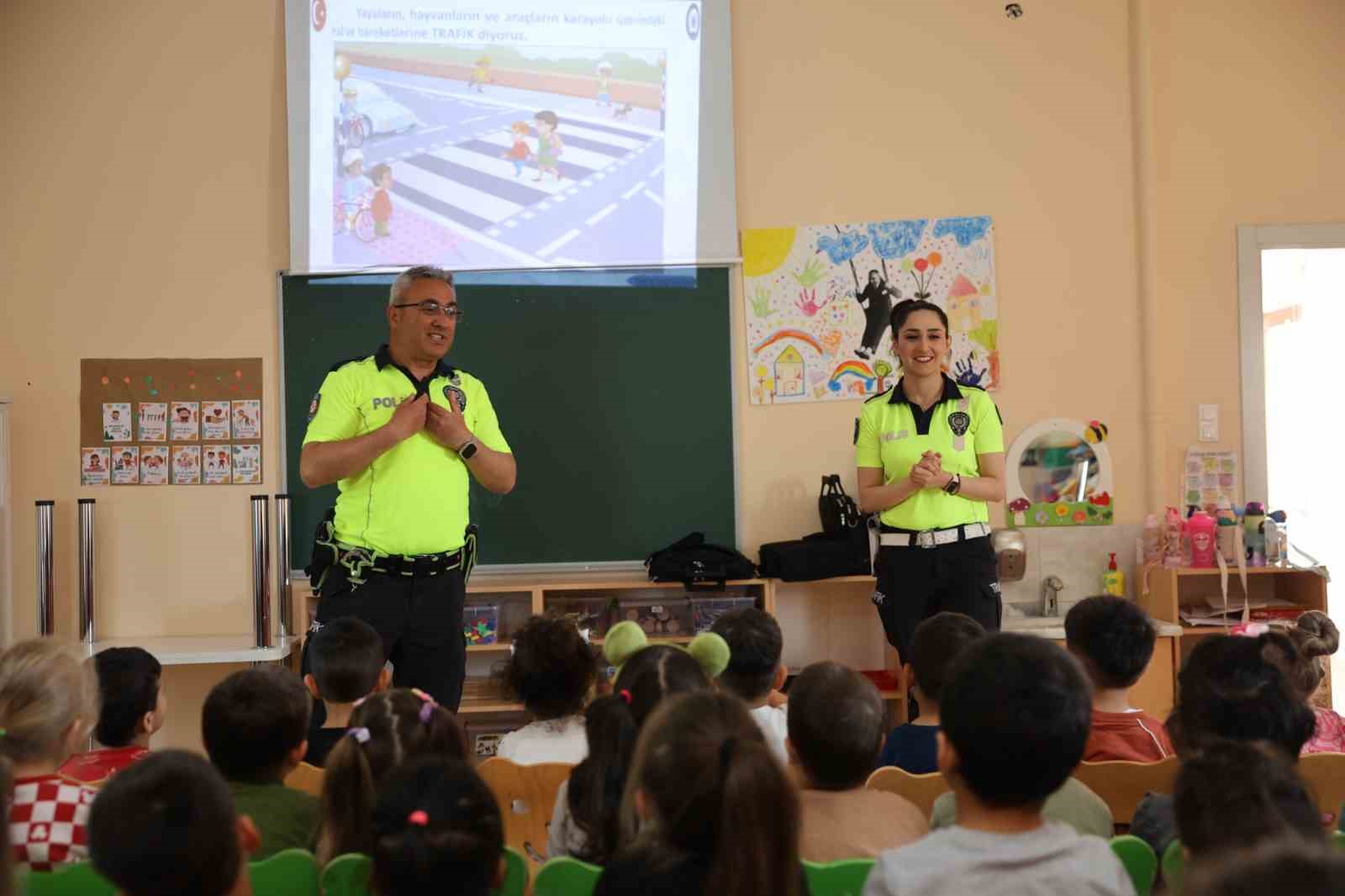 es-cocuk-evinin-minikleri-trafik-dedektifi-oldu