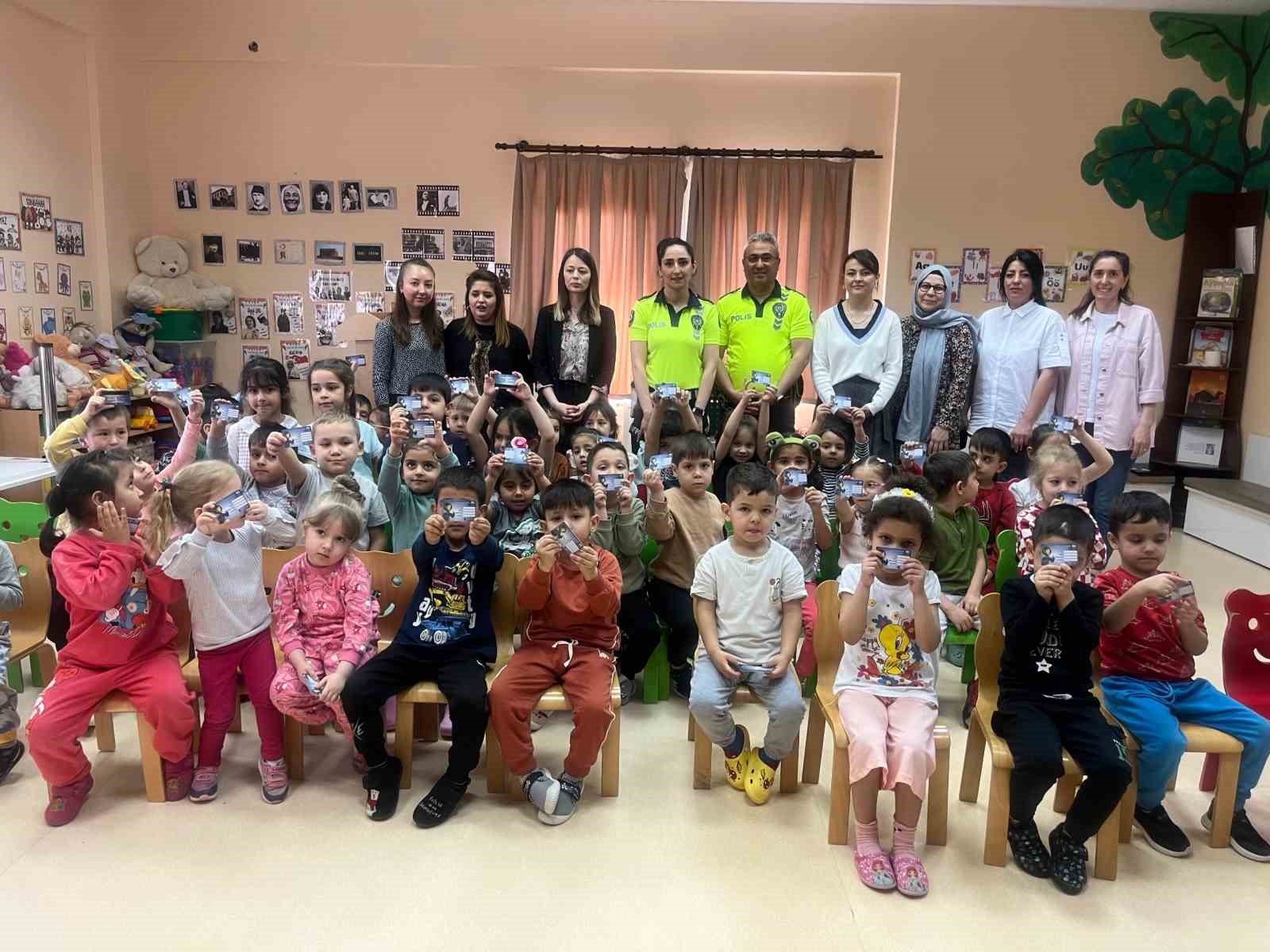 es-cocuk-evinin-minikleri-trafik-dedektifi-oldu