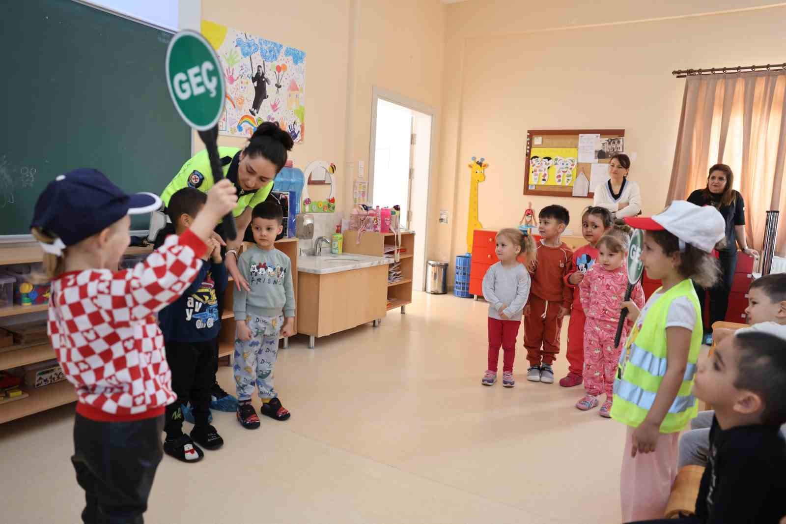 es-cocuk-evinin-minikleri-trafik-dedektifi-oldu