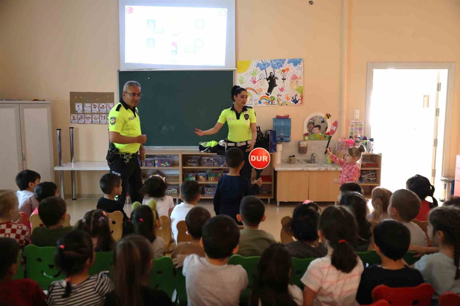 es-cocuk-evinin-minikleri-trafik-dedektifi-oldu