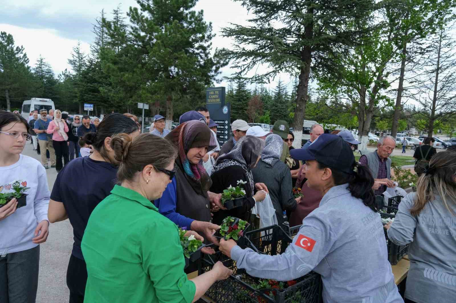 eskisehir-buyuksehir-belediyesinden-duygulandiran-cicek-jesti