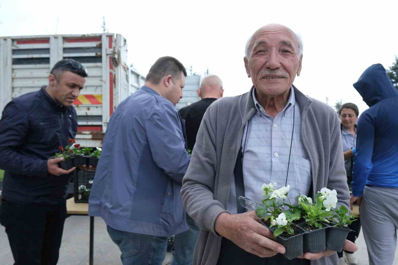 eskisehir-buyuksehir-belediyesinden-duygulandiran-cicek-jesti