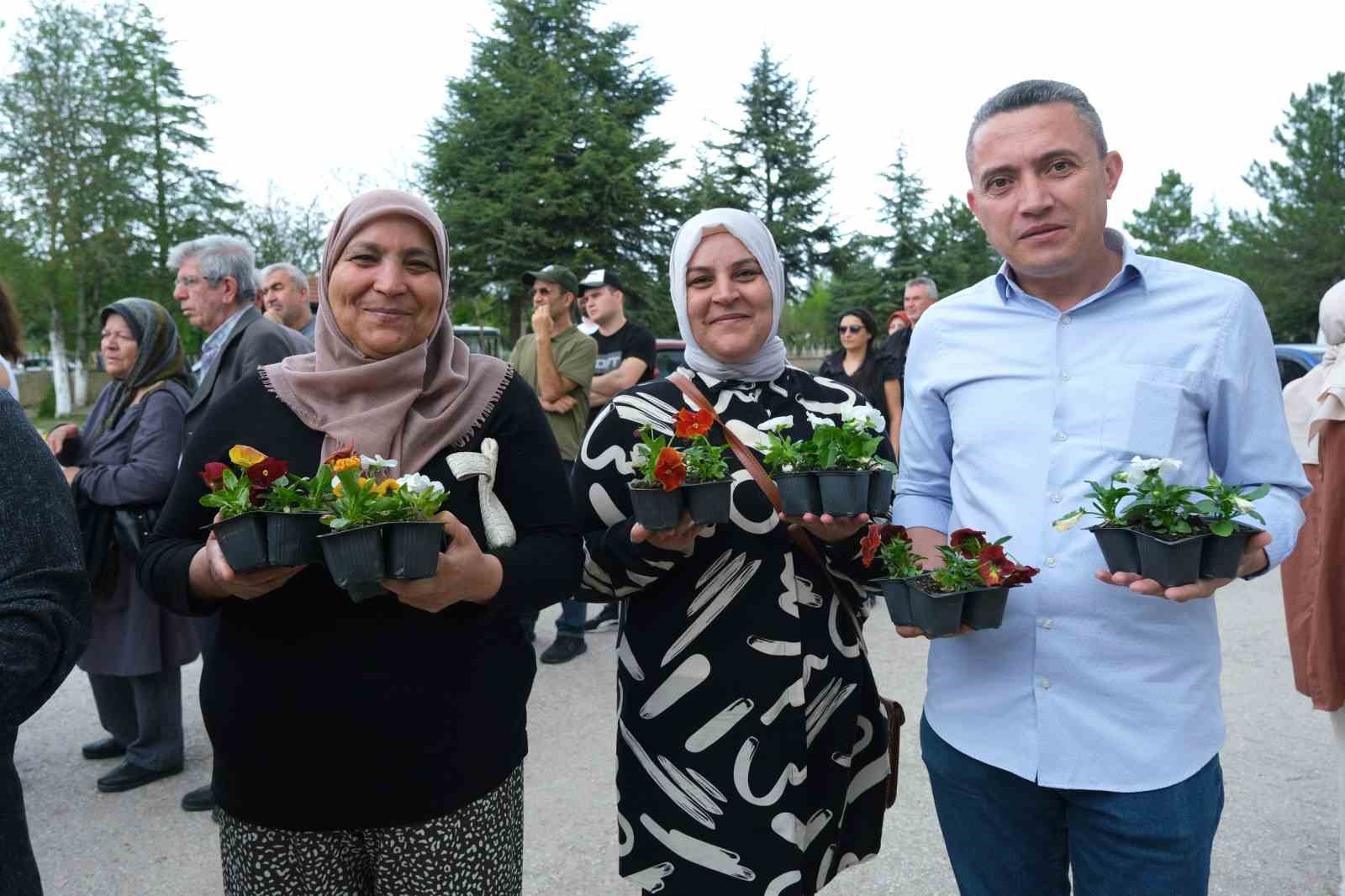 eskisehir-buyuksehir-belediyesinden-duygulandiran-cicek-jesti