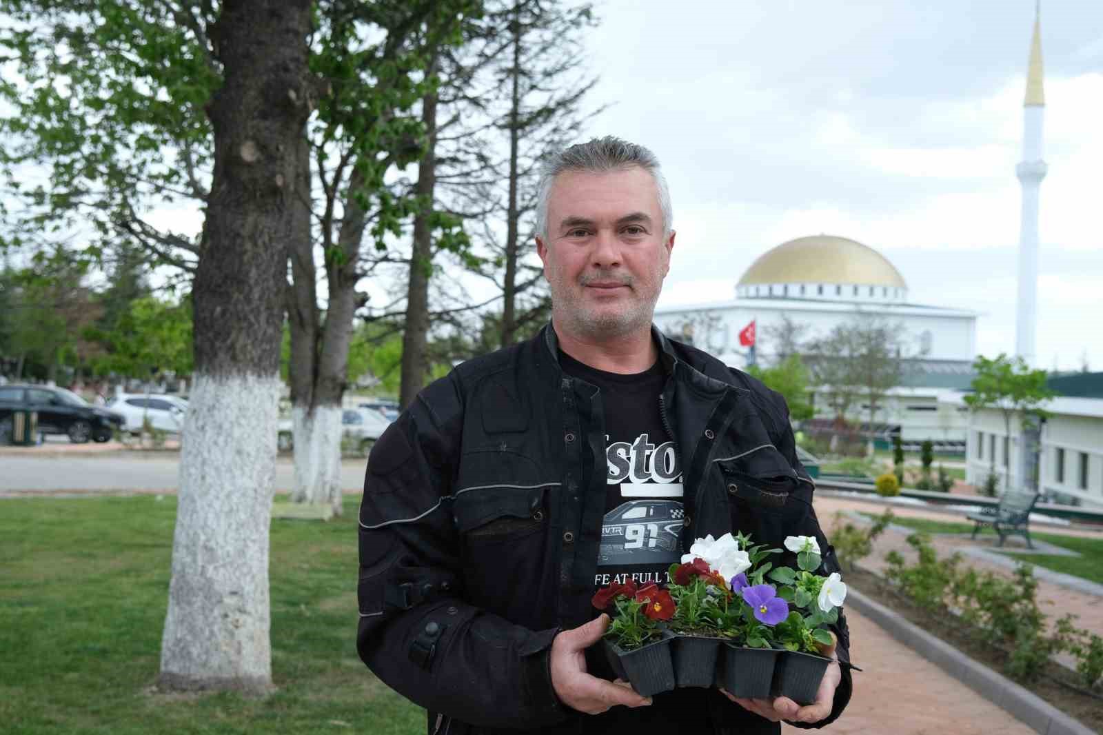 eskisehir-buyuksehir-belediyesinden-duygulandiran-cicek-jesti