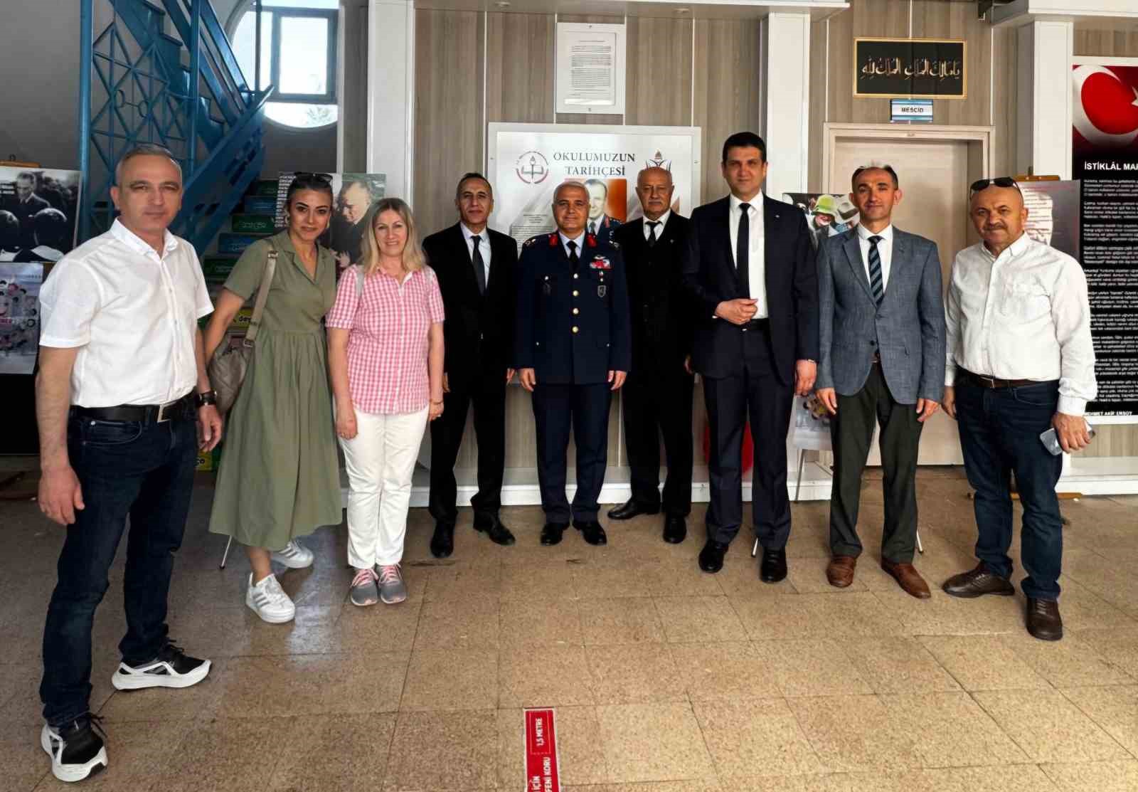 eskisehir-orgeneral-halil-sozer-ortaokulunda-ataturk-cocuklari-cok-severdi-isimli-resim-ve-fotograf-sergisi