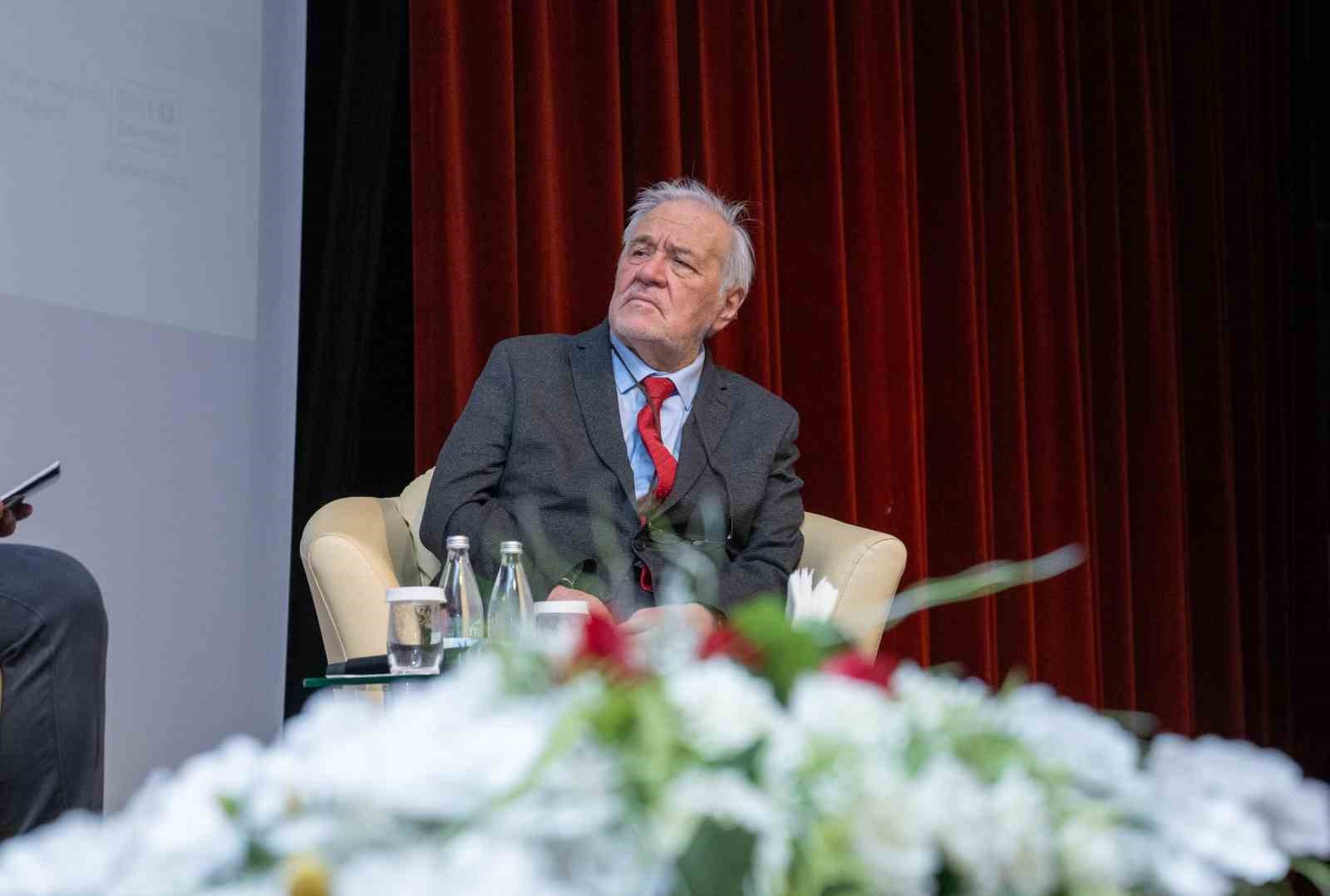 eskisehirde-ilber-ortaylinin-katilimiyla-turk-kulturu-ve-yunus-emre-soylesisi-duzenlendi