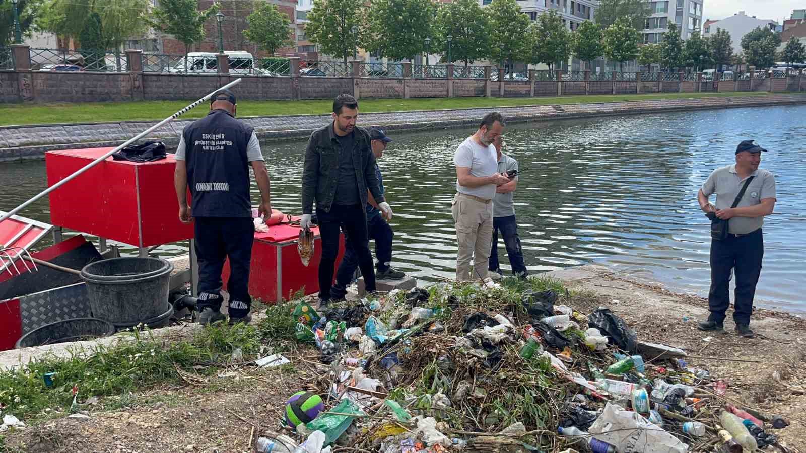 eskisehirde-temizlik-gorevlileri-cop-yerine-tabanca-topladi