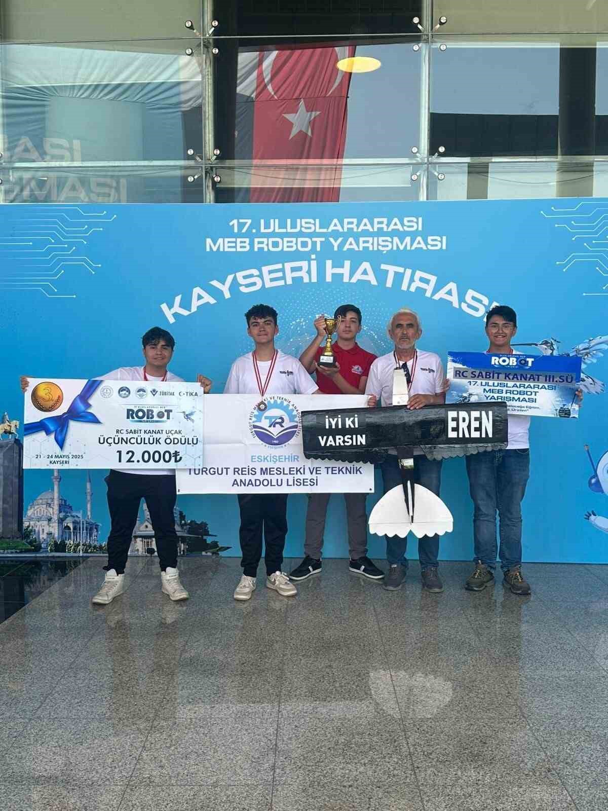 eskisehirli-ogrencilerden-uluslararasi-robot-yarismasinda-buyuk-basari