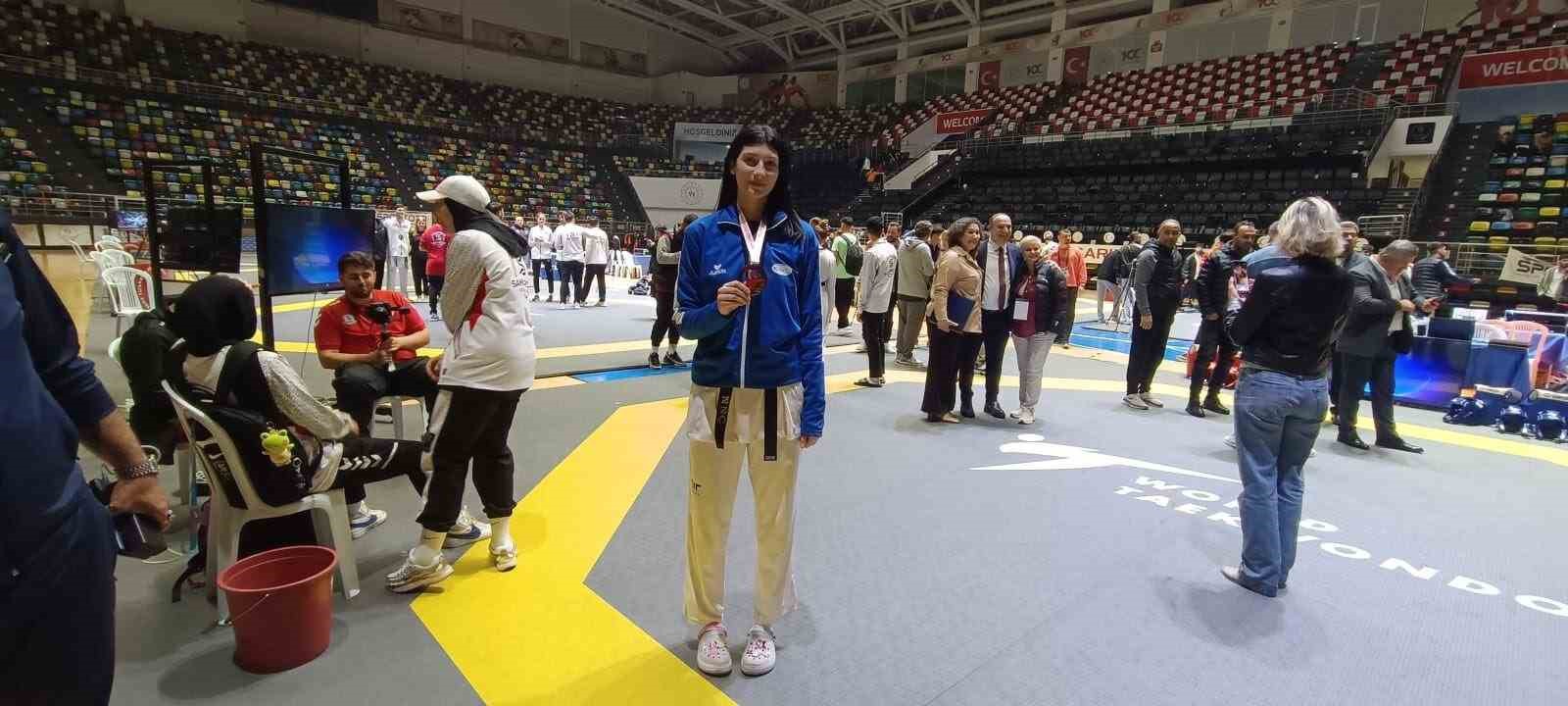 eskisehirli-sporcu-nida-nur-cene-turkiye-tekvando-sampiyonasinda-turkiye-3uncusu-oldu