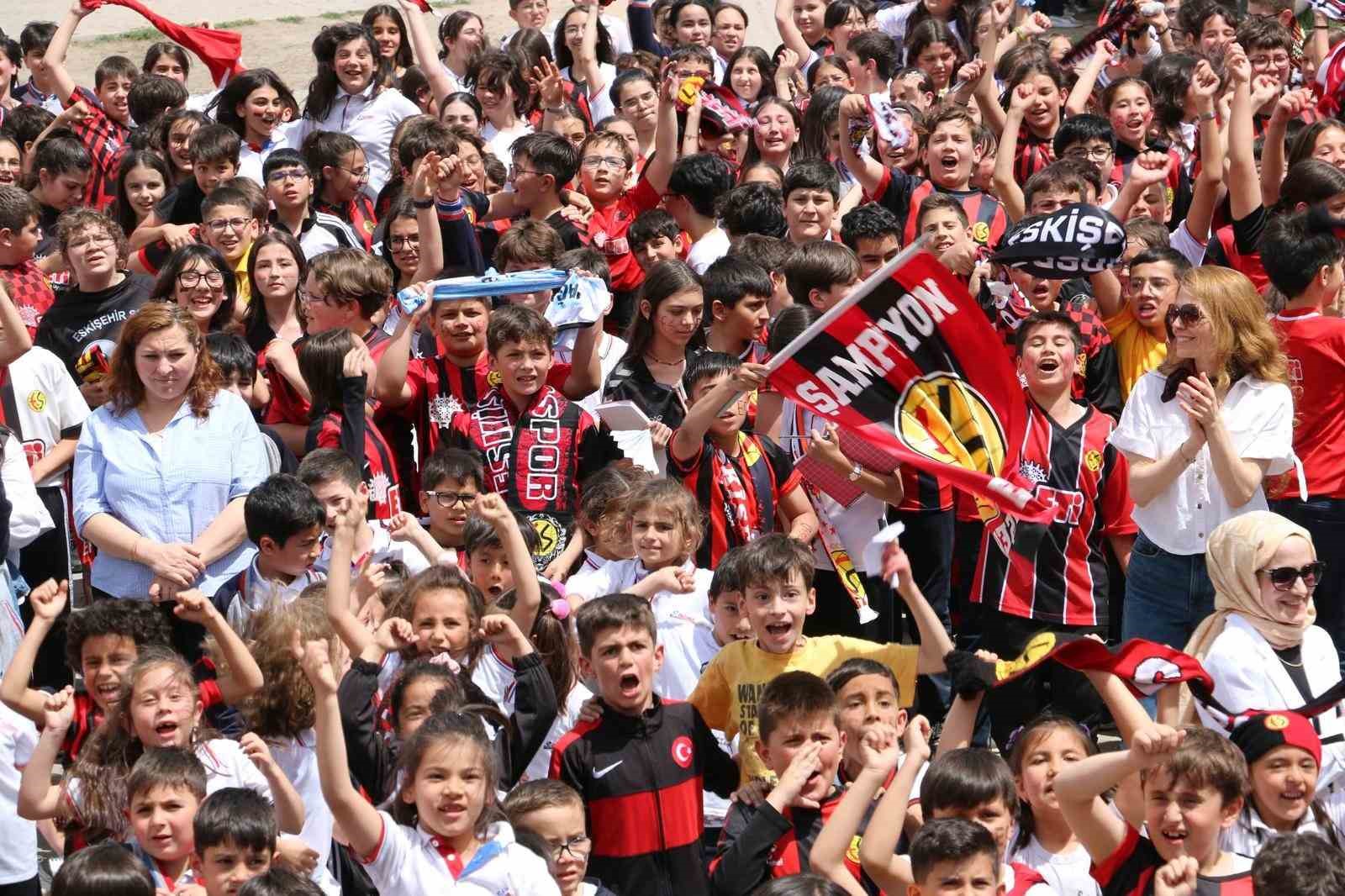 eskisehirspor-futbolculari-ogrencilerle-bulustu
