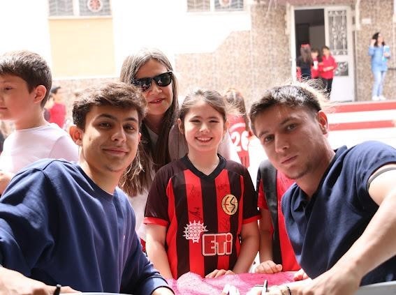 eskisehirspor-futbolculari-ogrencilerle-bulustu