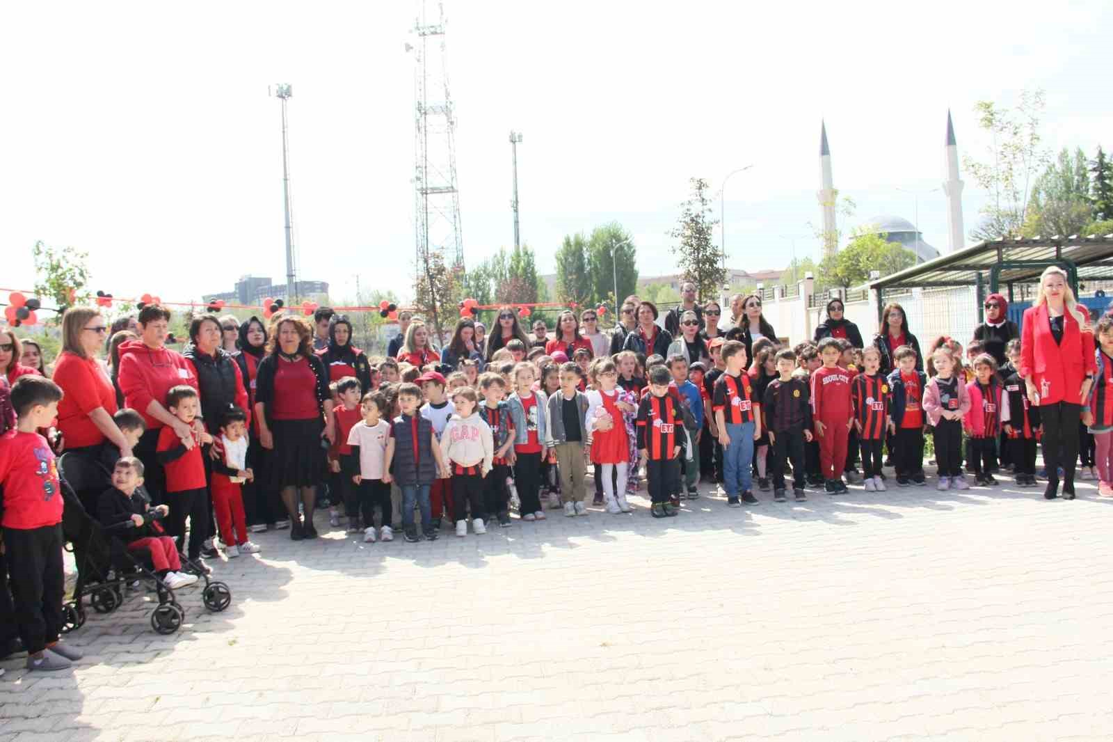 eskisehirspor-futbolculari-ozel-ogrencileri-ziyaret-etti