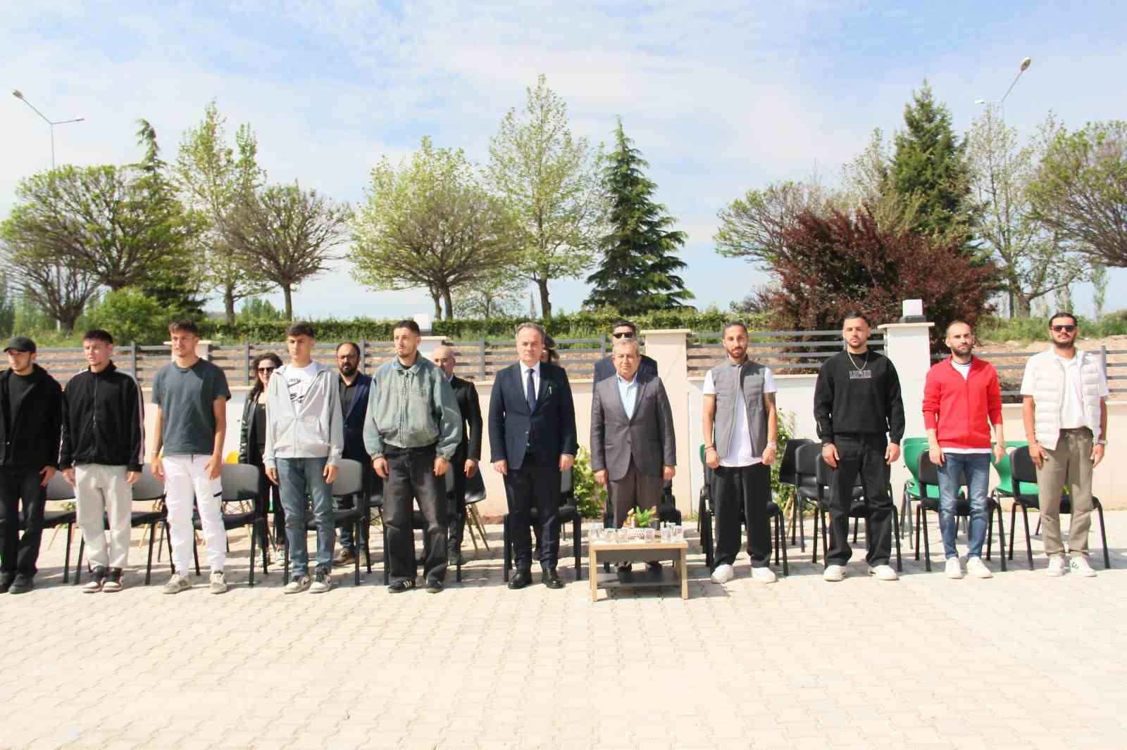 eskisehirspor-futbolculari-ozel-ogrencileri-ziyaret-etti