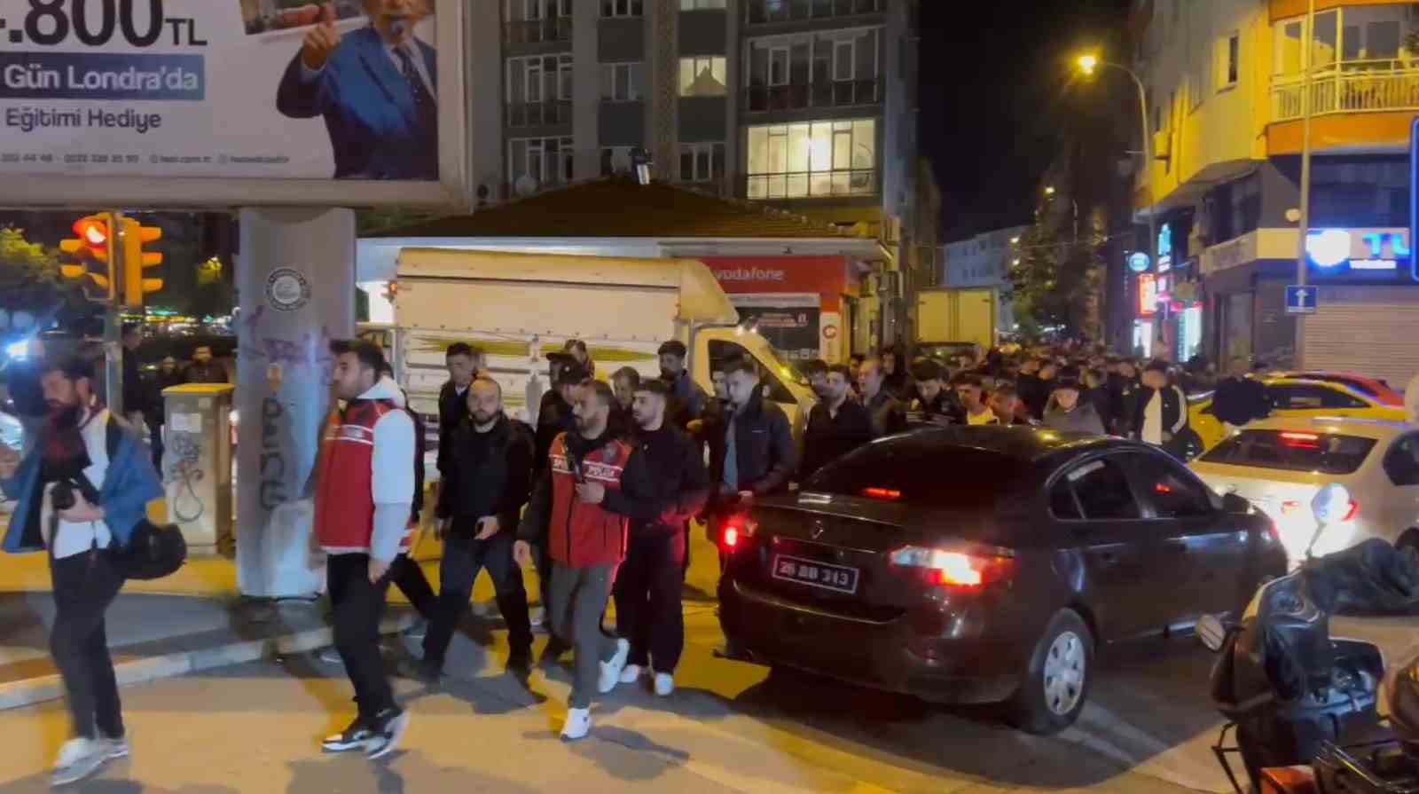 eskisehirspor-taraftari-sokaga-dokuldu