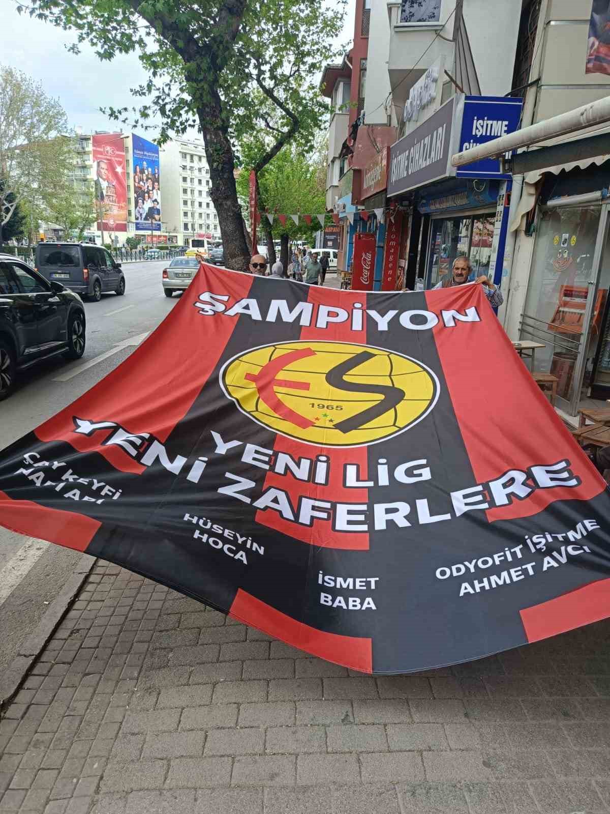 esnaf-kendi-imkanlariyla-dev-eskisehirspor-bayragi-yaptirdi