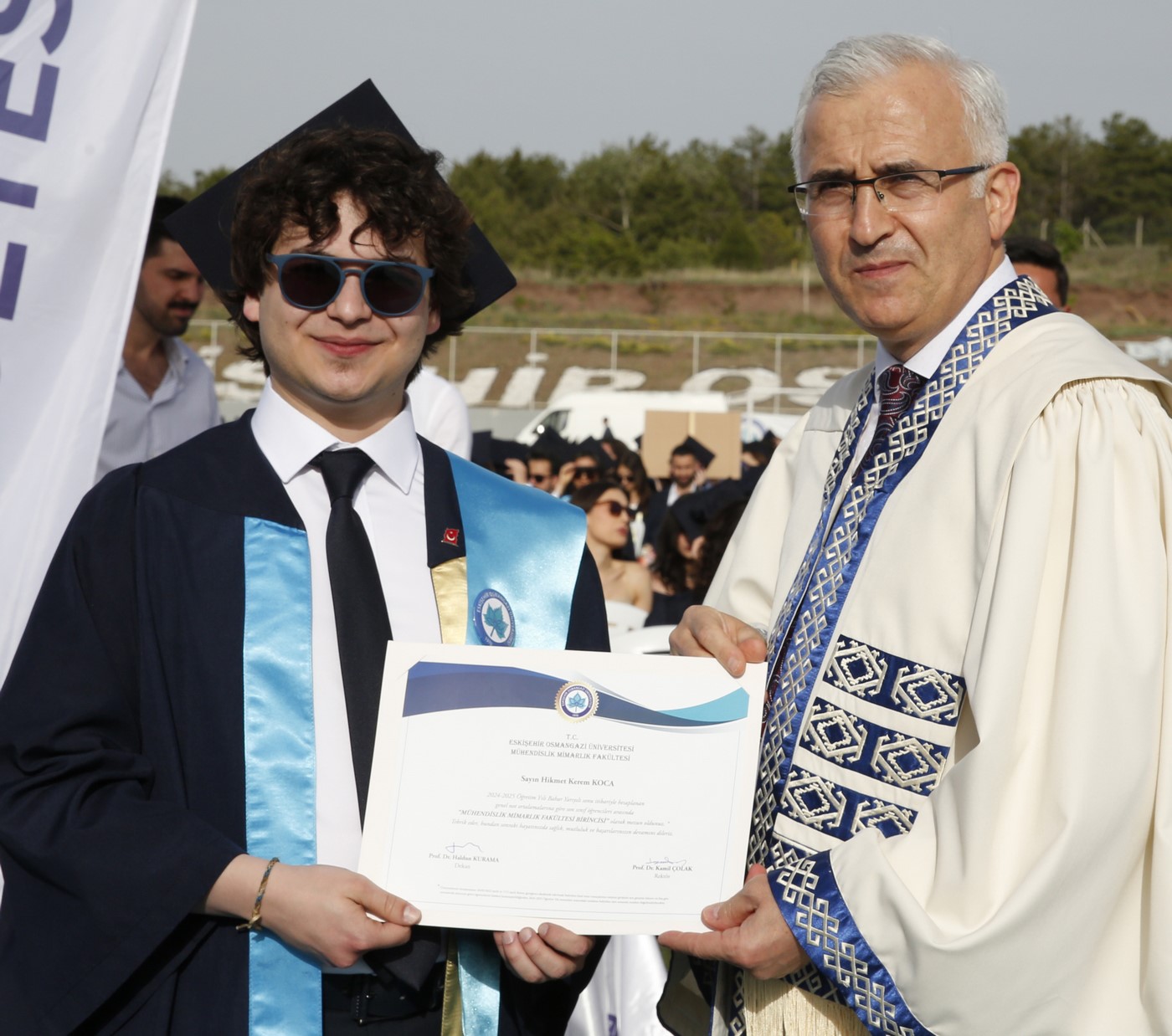 esogude-mezuniyet-coskusu-yasandi