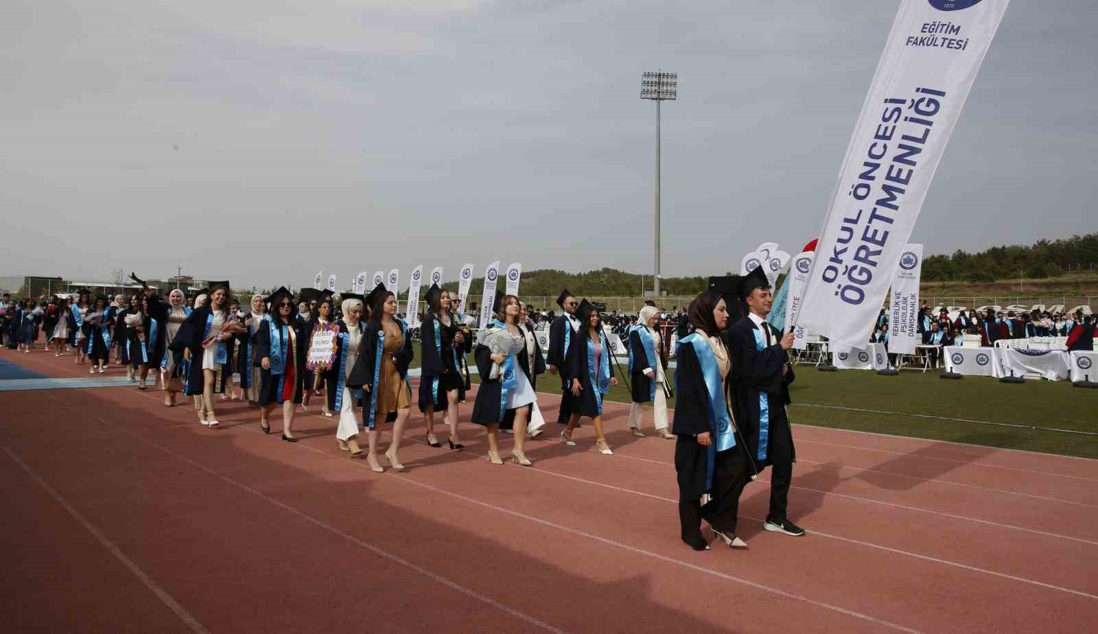 esogude-mezuniyet-coskusu-yasandi