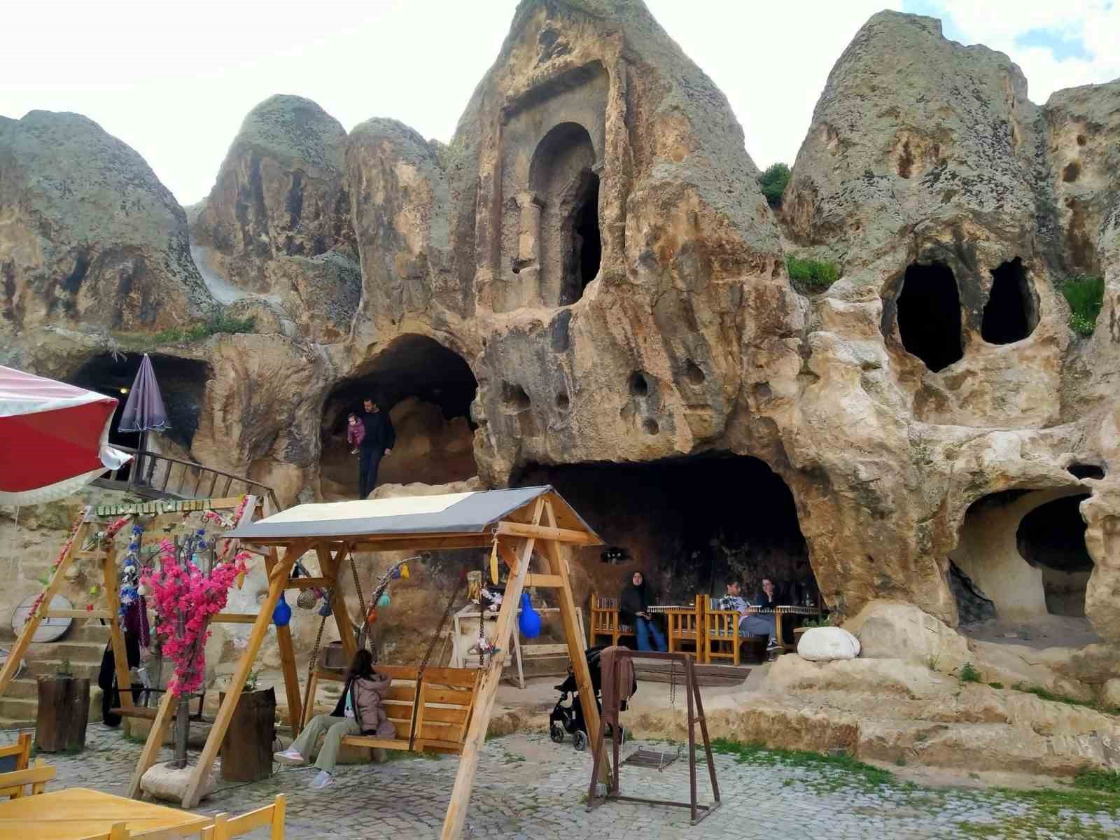 frig-vadisi-ayazinide-turizm-sezonu-basladi