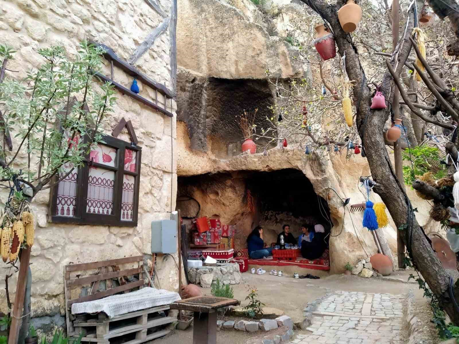 frig-vadisi-ayazinide-turizm-sezonu-basladi