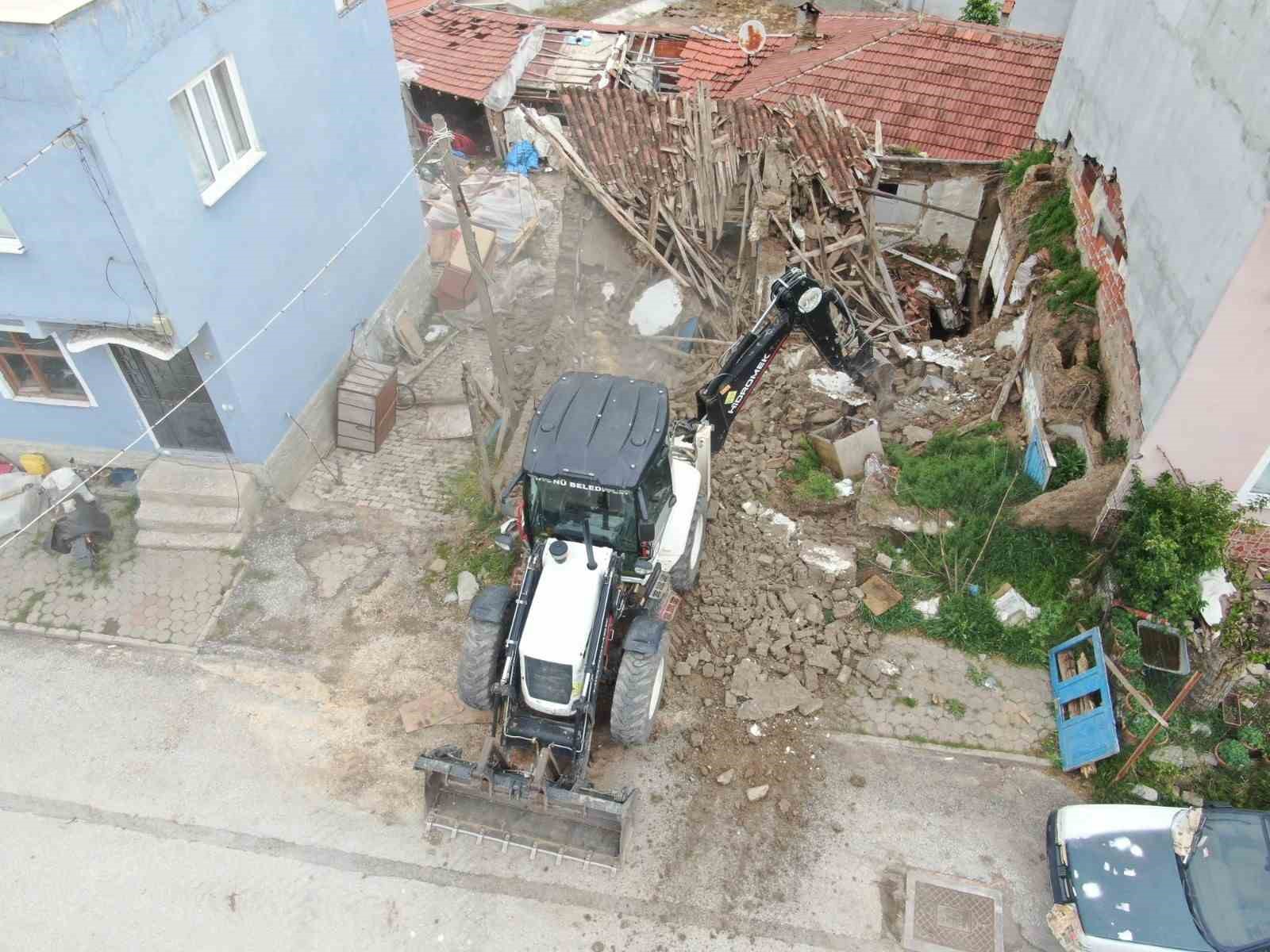 inonude-metruk-binalar-icin-yikim-calismasi-suruyor