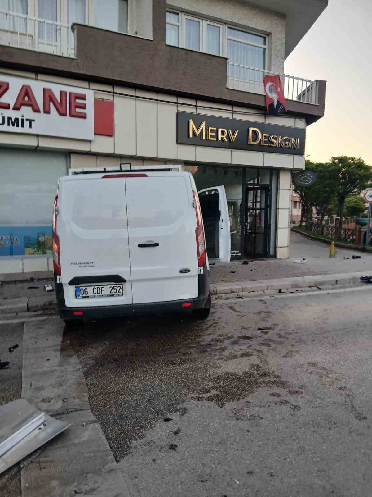 kavsakta-kaza-yapan-arac-isletmenin-duvarina-carpti