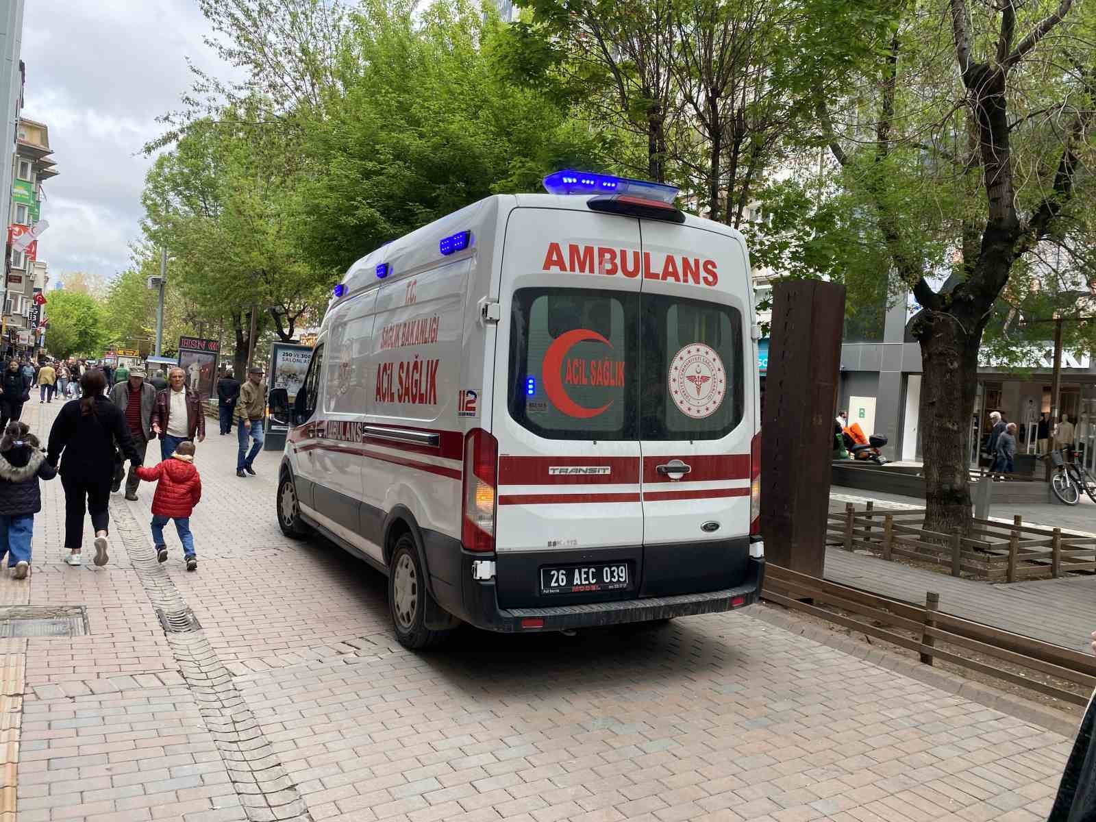 magazada-yere-dusen-kadin-yaralandi