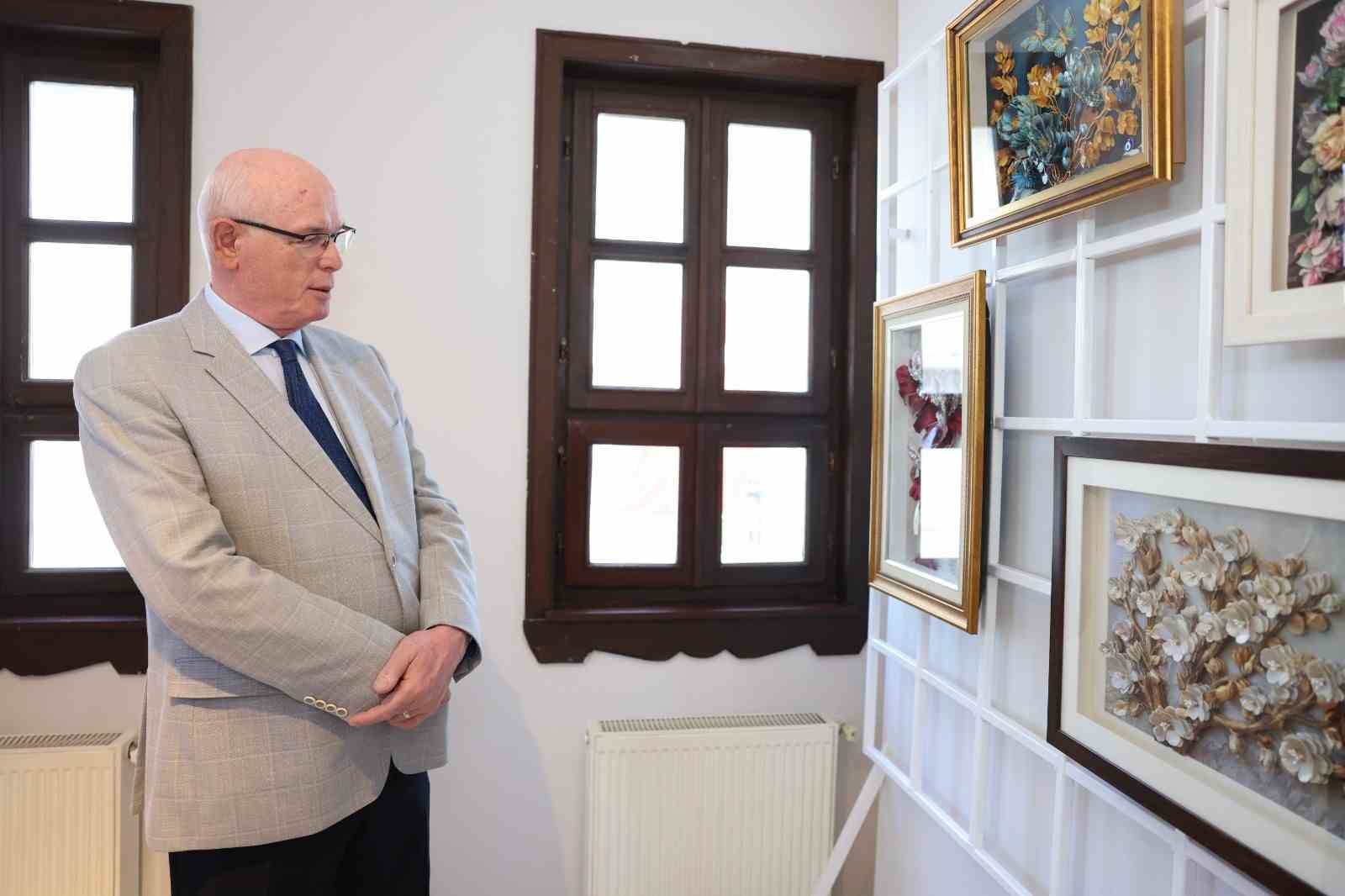 odunpazarinda-emek-ve-sanat-bir-arada-kagit-rolyef-sergisi-acildi