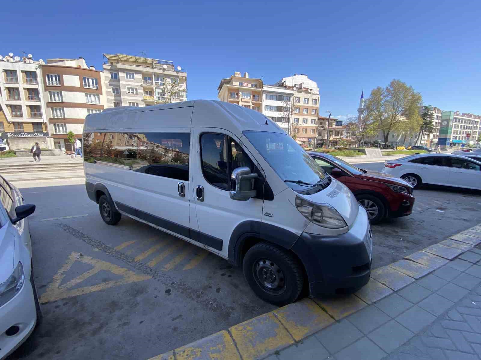 otobus-duraklarini-otoparka-cevirdiler
