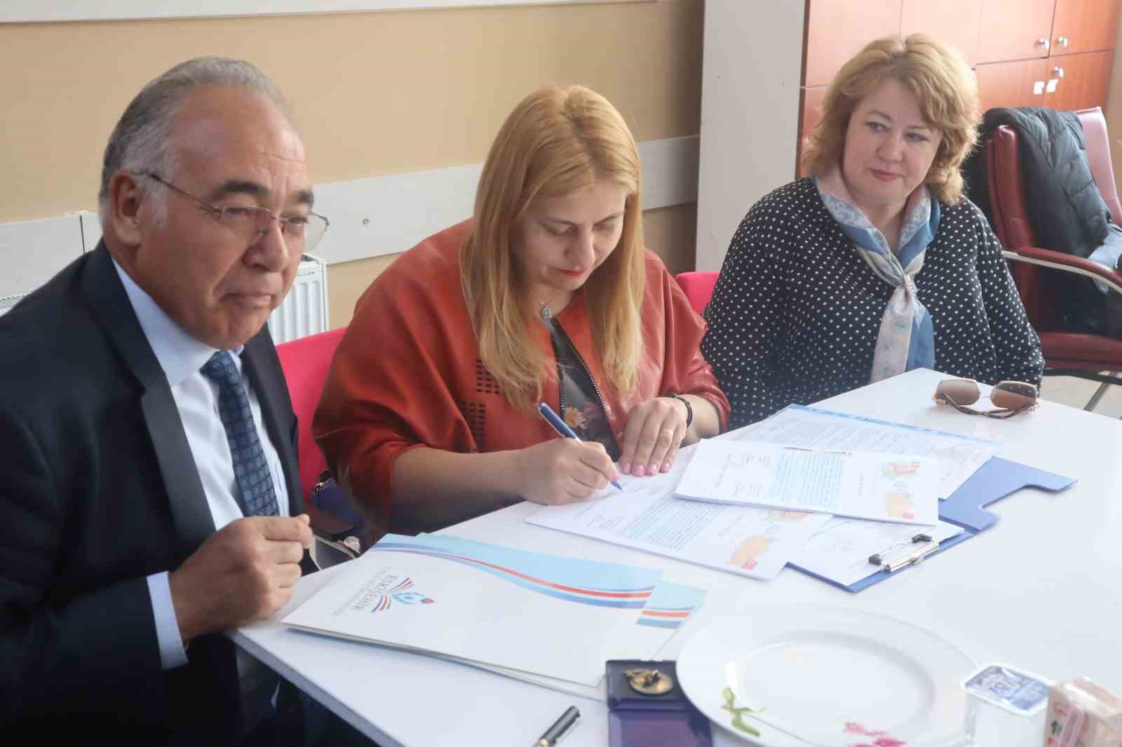 ozel-eskisehire-bin-kilometre-uzaktan-kardes-okul-geliyor